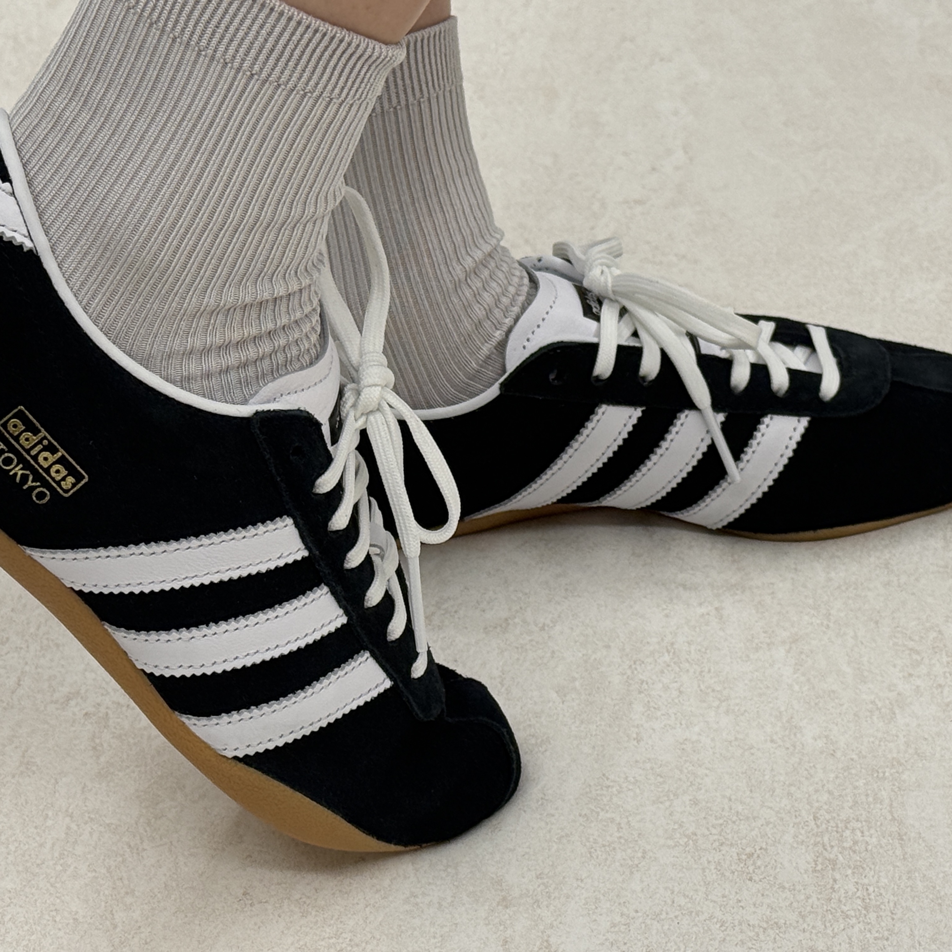(W) Adidas Tokyo Core Black Cloud White 착용 스타일 - 2