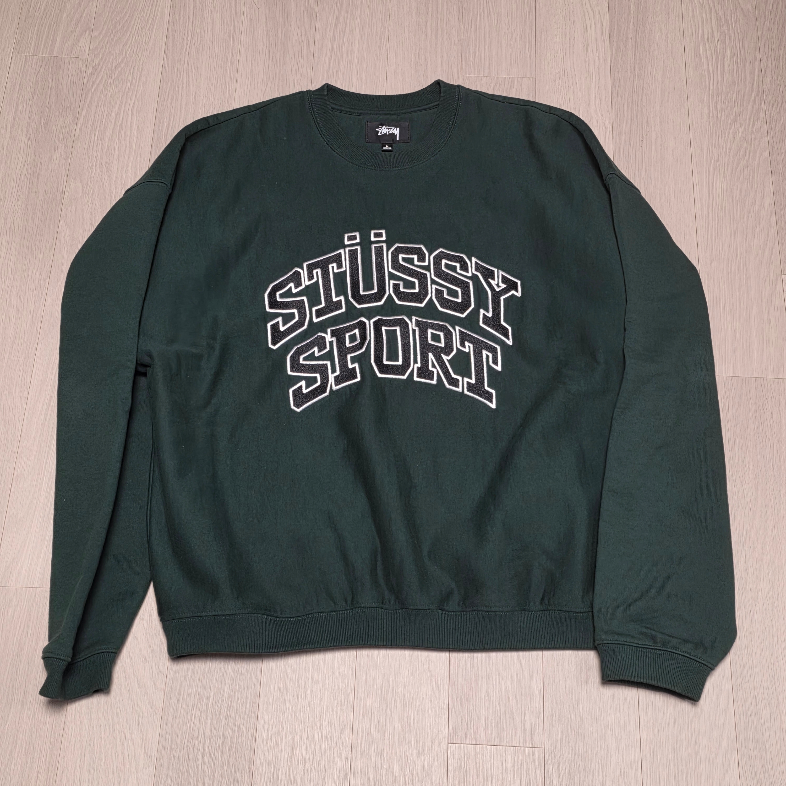 Stussy Sport Relaxed Oversized Crew Pine 착용 스타일