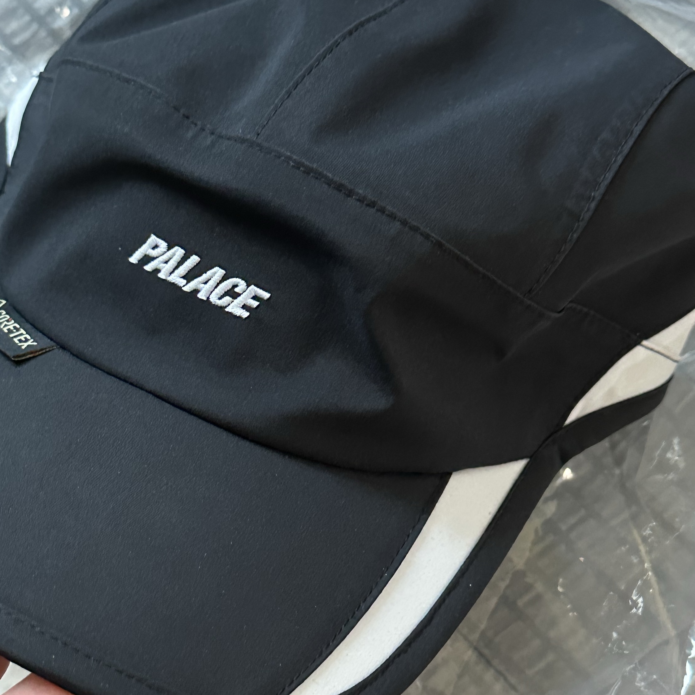 Palace Gore-Tex 3L Runner Black - 25SS 착용 스타일