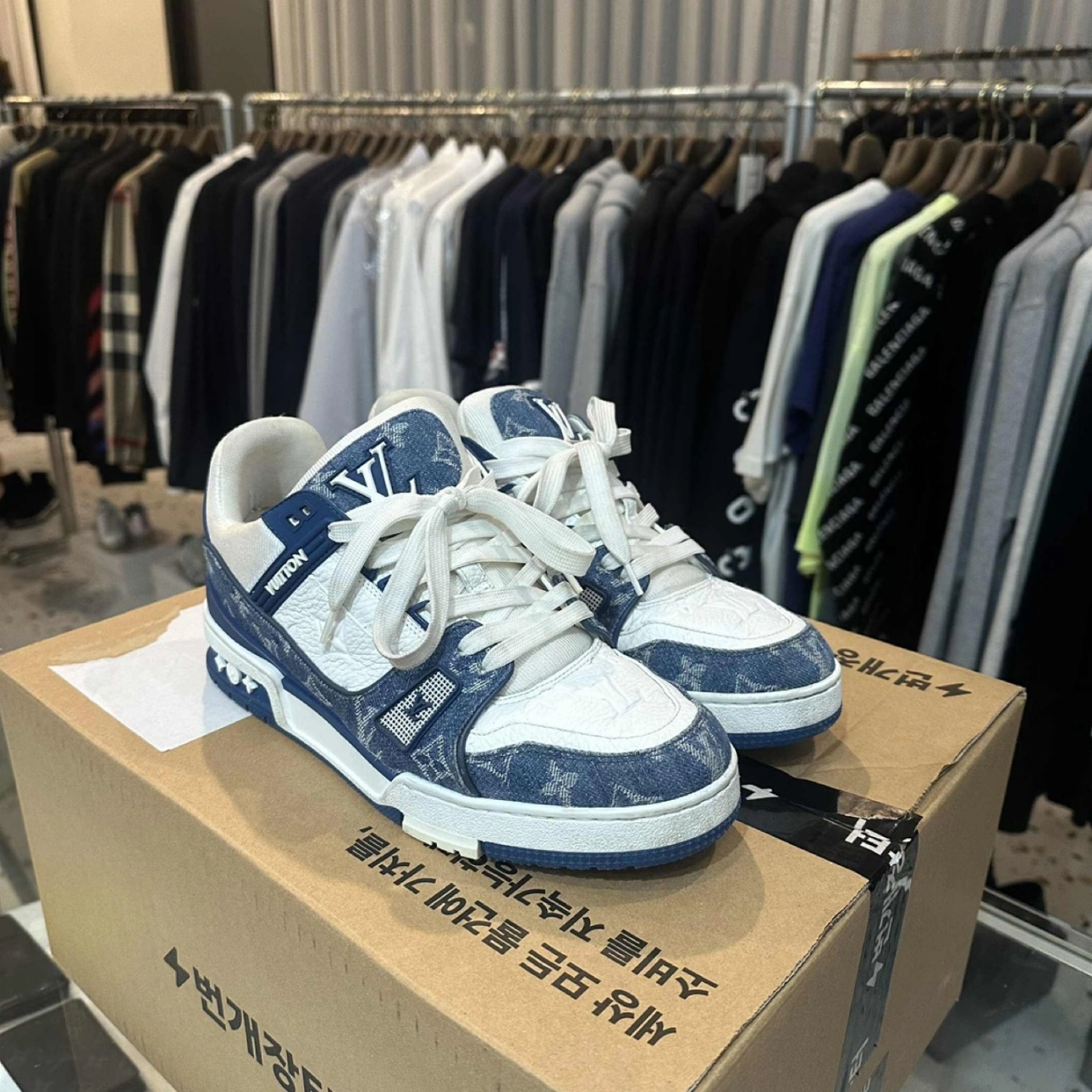 Louis Vuitton LV Trainer Sneakers Monogram Denim Blue 착용 스타일