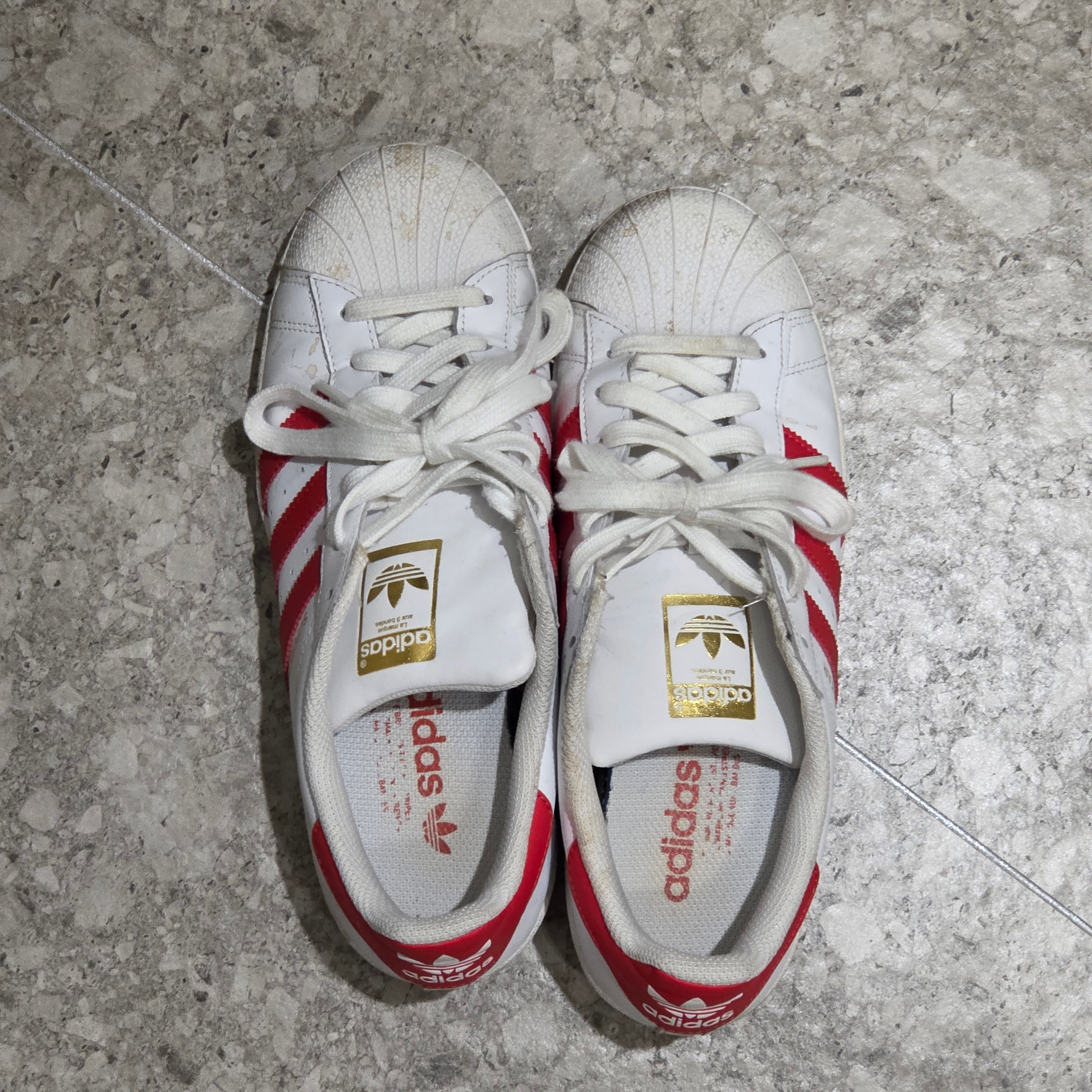 Adidas Superstar Active Red 착용 스타일