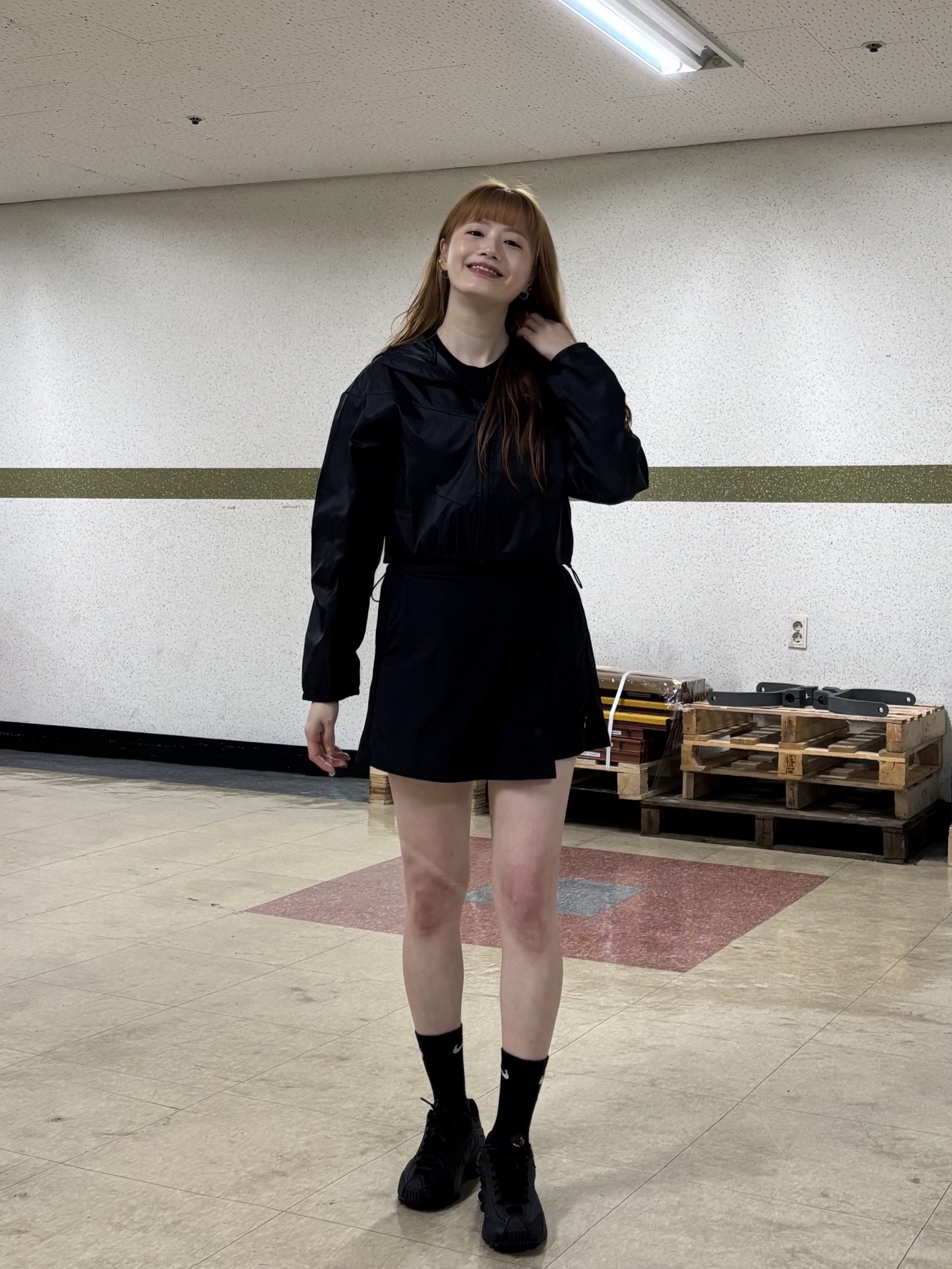 (W) Nike Shox R4 Black, (W) Nike NSW Windrunner Loose Woven Hooded Jacket Black White - Asia 착용 스타일 - 3
