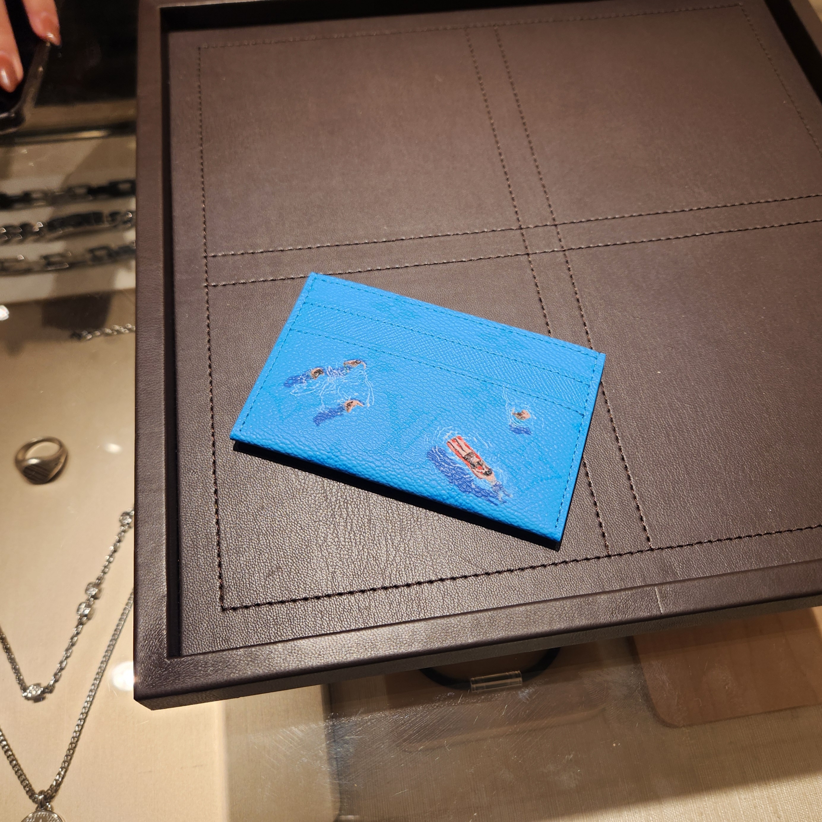 Louis Vuitton Double Card Holder Pool Blue 착용 스타일