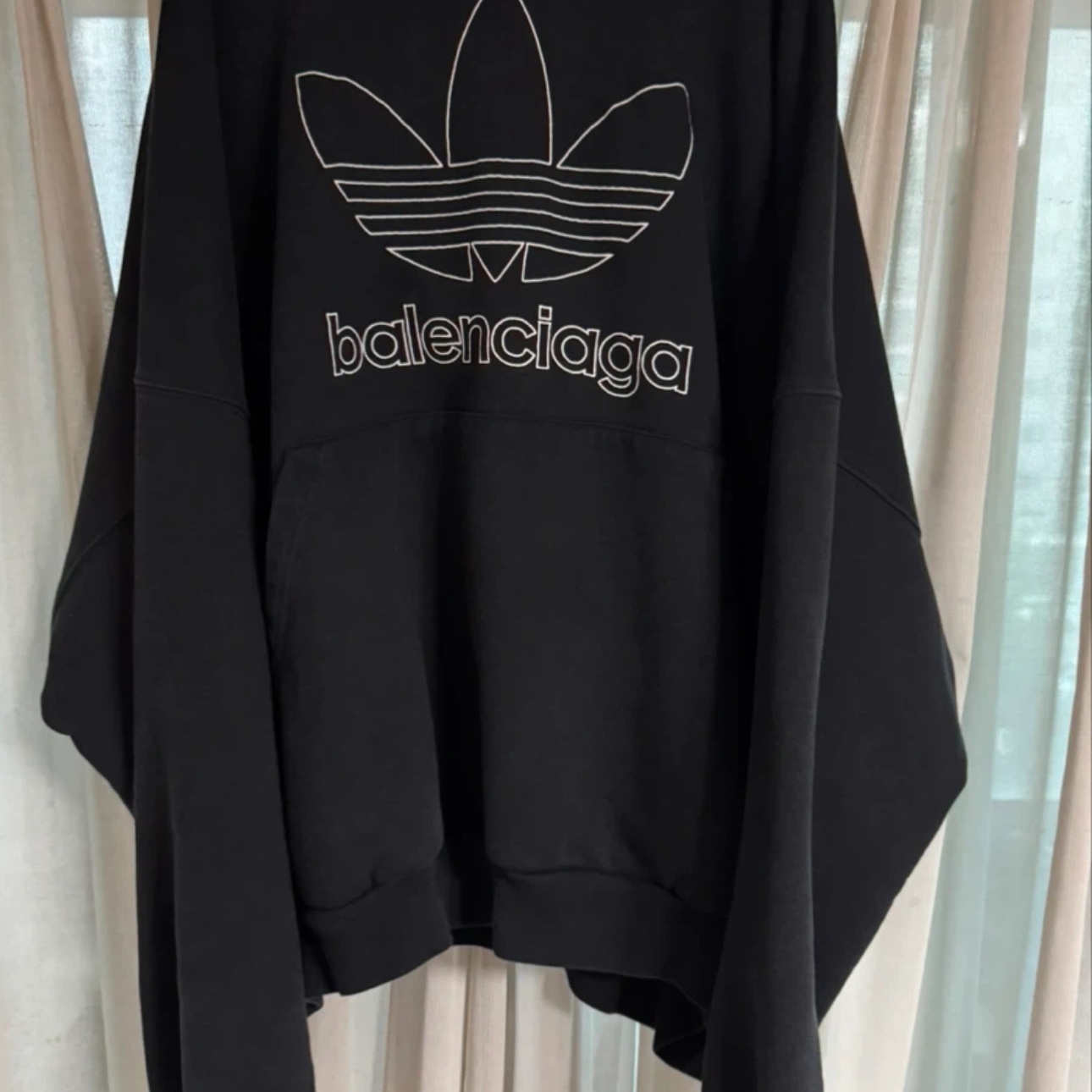 Balenciaga x Adidas Hoodie Large Fit Black 착용 스타일