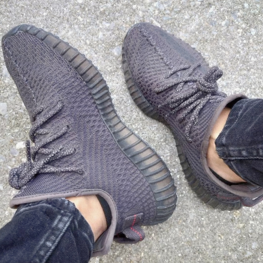Adidas Yeezy Boost 350 V2 Black - Non-Reflective 착용 스타일