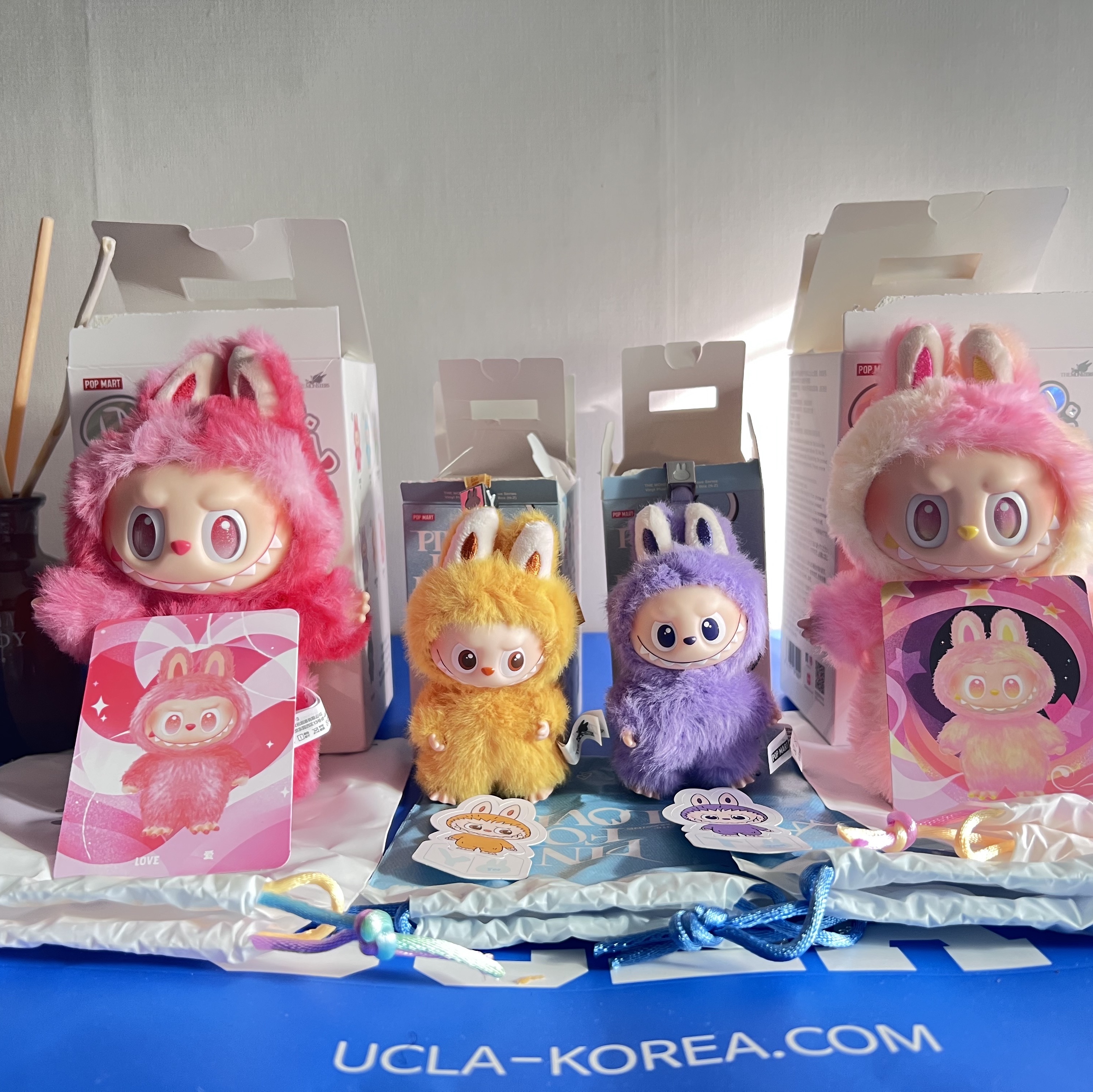 Pop Mart Labubu The Monsters Highlight Series Sealed Case (Bundle of 2/1 Blind Box) 착용 스타일