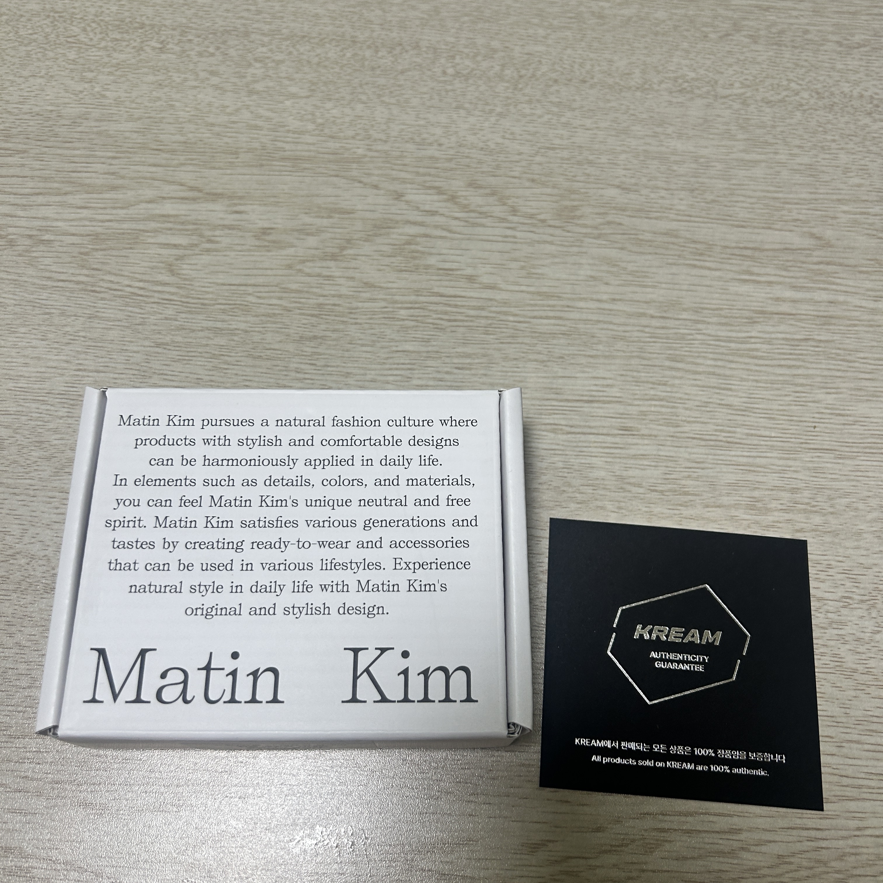Matin Kim Vintage Card Wallet Black 착용 스타일 - 2