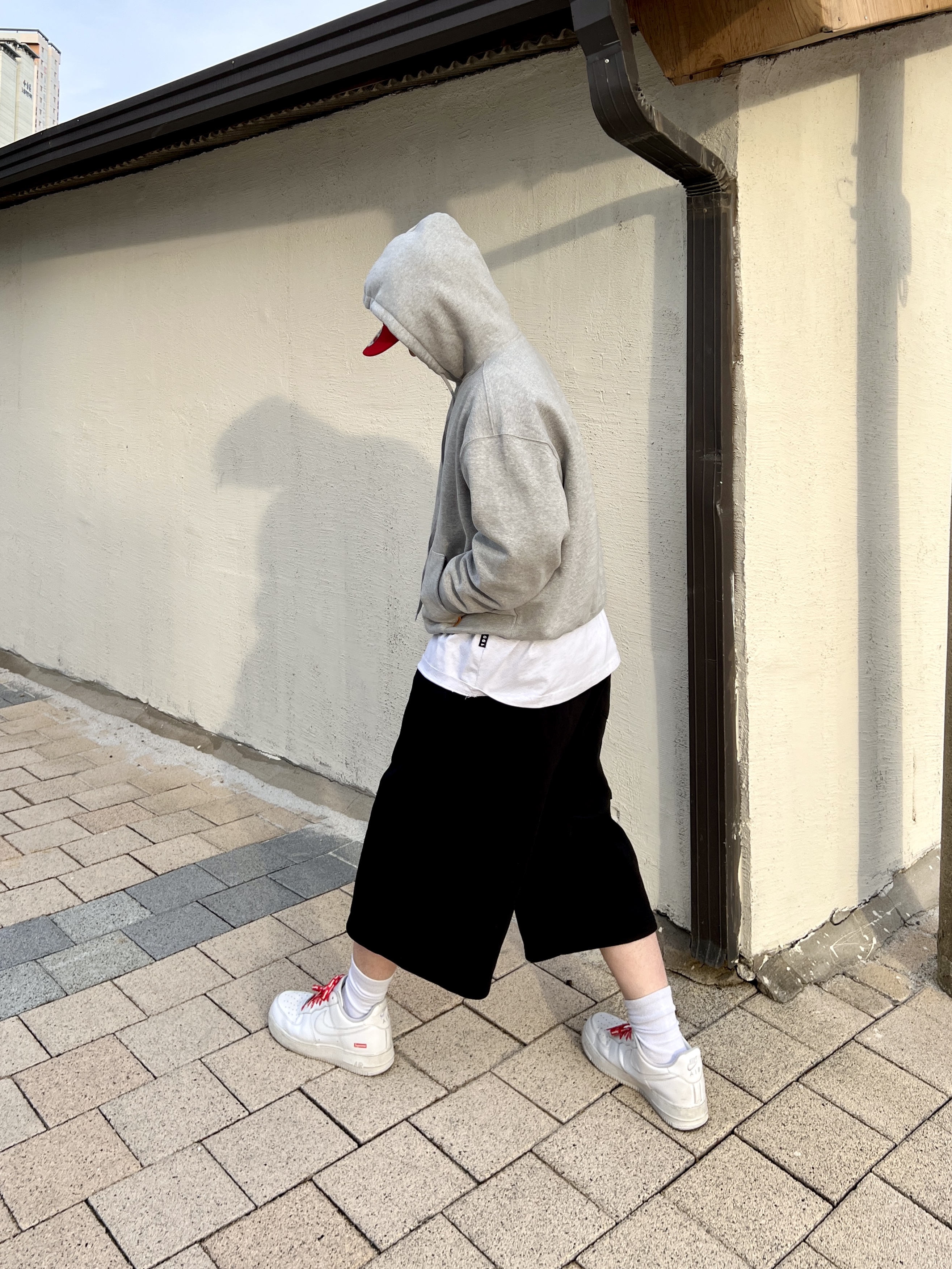 Nike x Supreme Air Force 1 Low White, Stussy Mid-Depth Big Stock Snapback Chocolate 착용 스타일 - 4