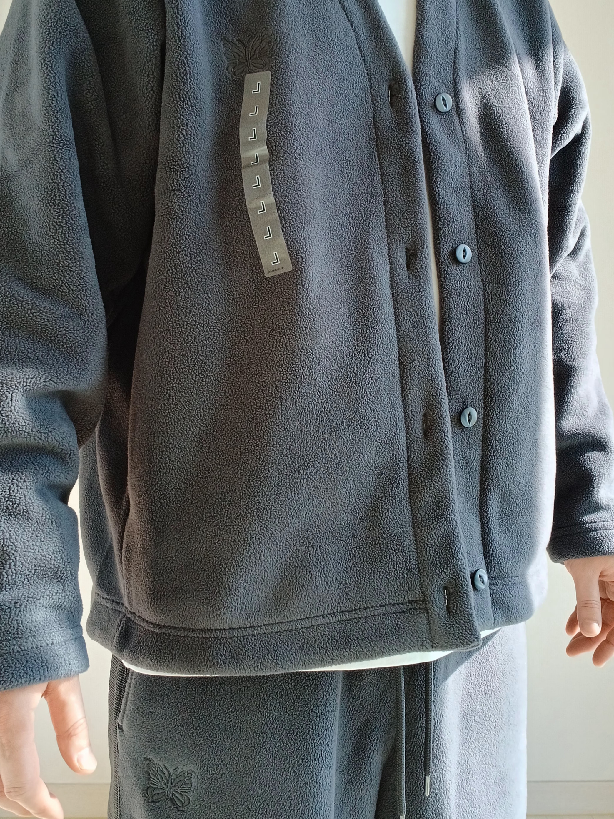 Uniqlo x Needles Fleece Wide Pants Dark Gray - KR, UGG x Palace Tasman Slipper Black Camo 착용 스타일 - 4