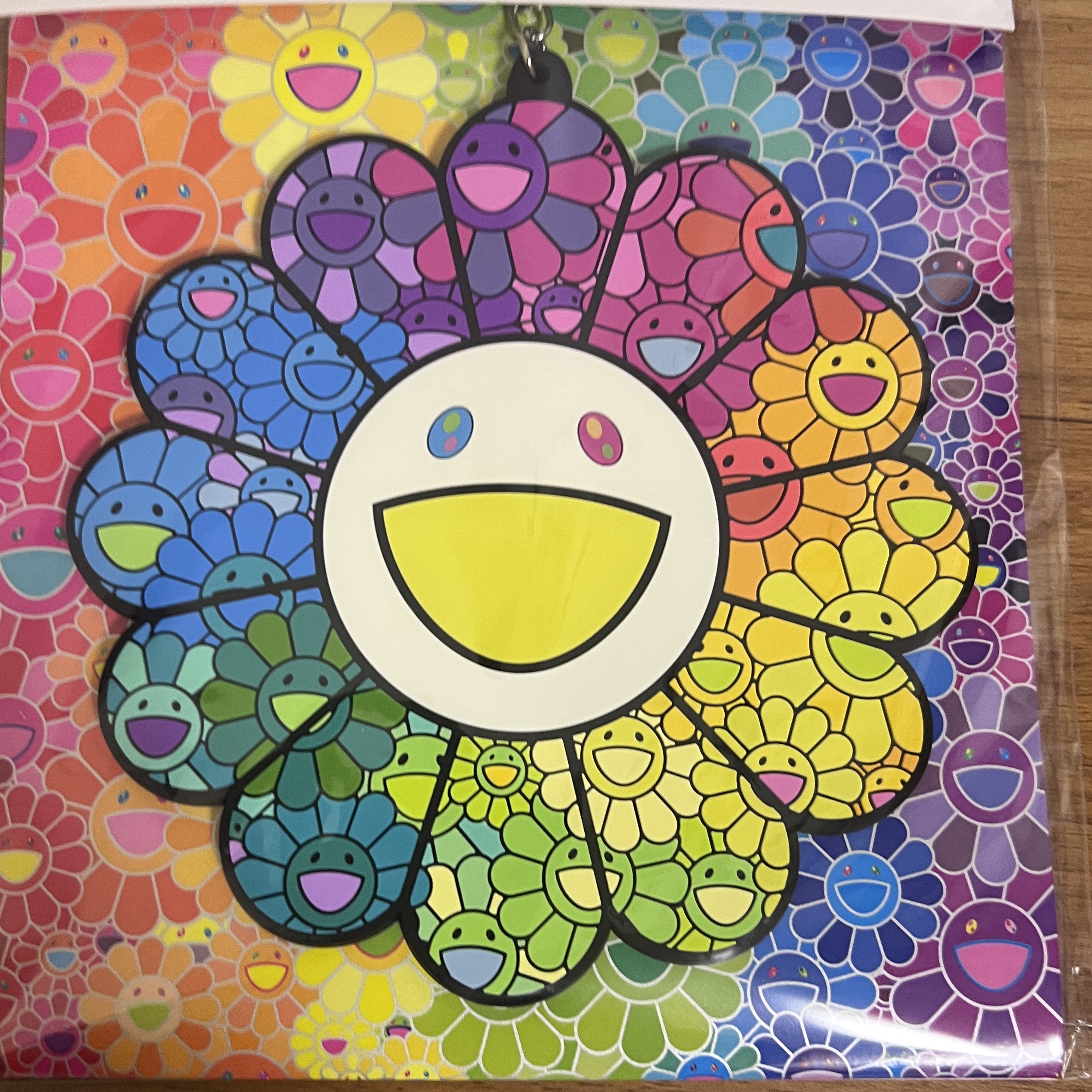 Kaikai Kiki Flower Rubber Keyring Over The Rainbow 착용 스타일