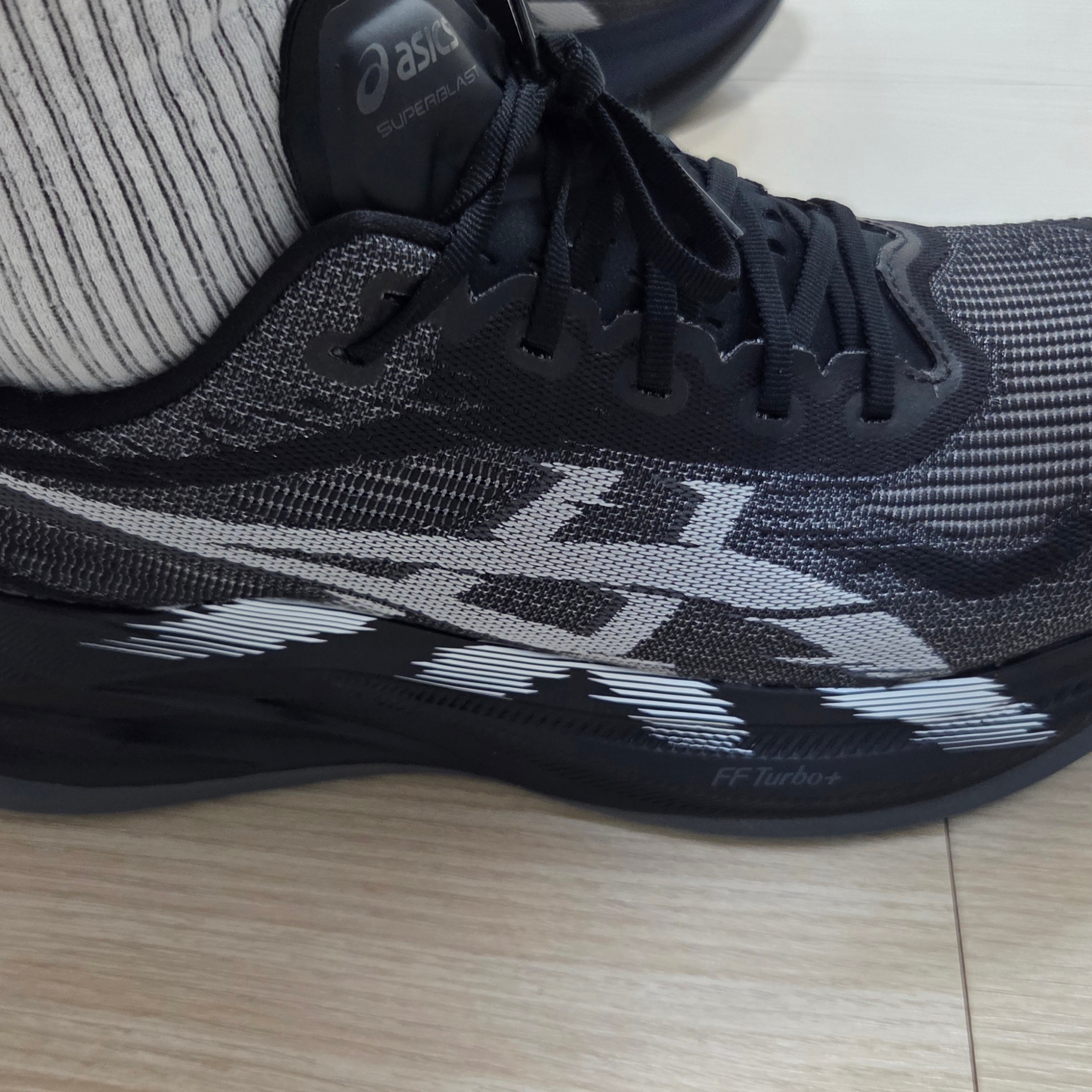 Asics Superblast 2 Black White 착용 스타일