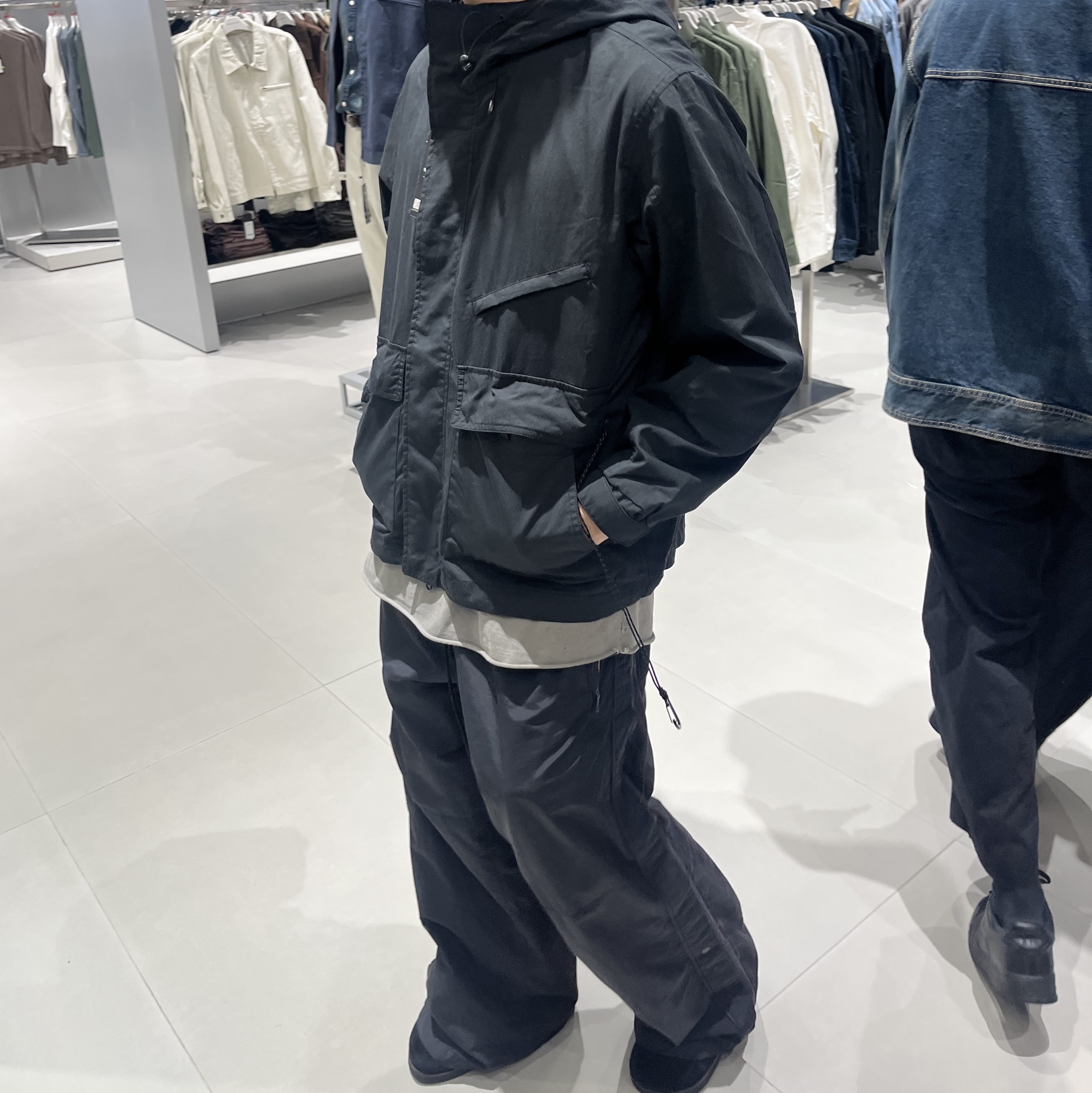 Polyteru Human Index Human Sleeveless Gray Beige 착용 스타일