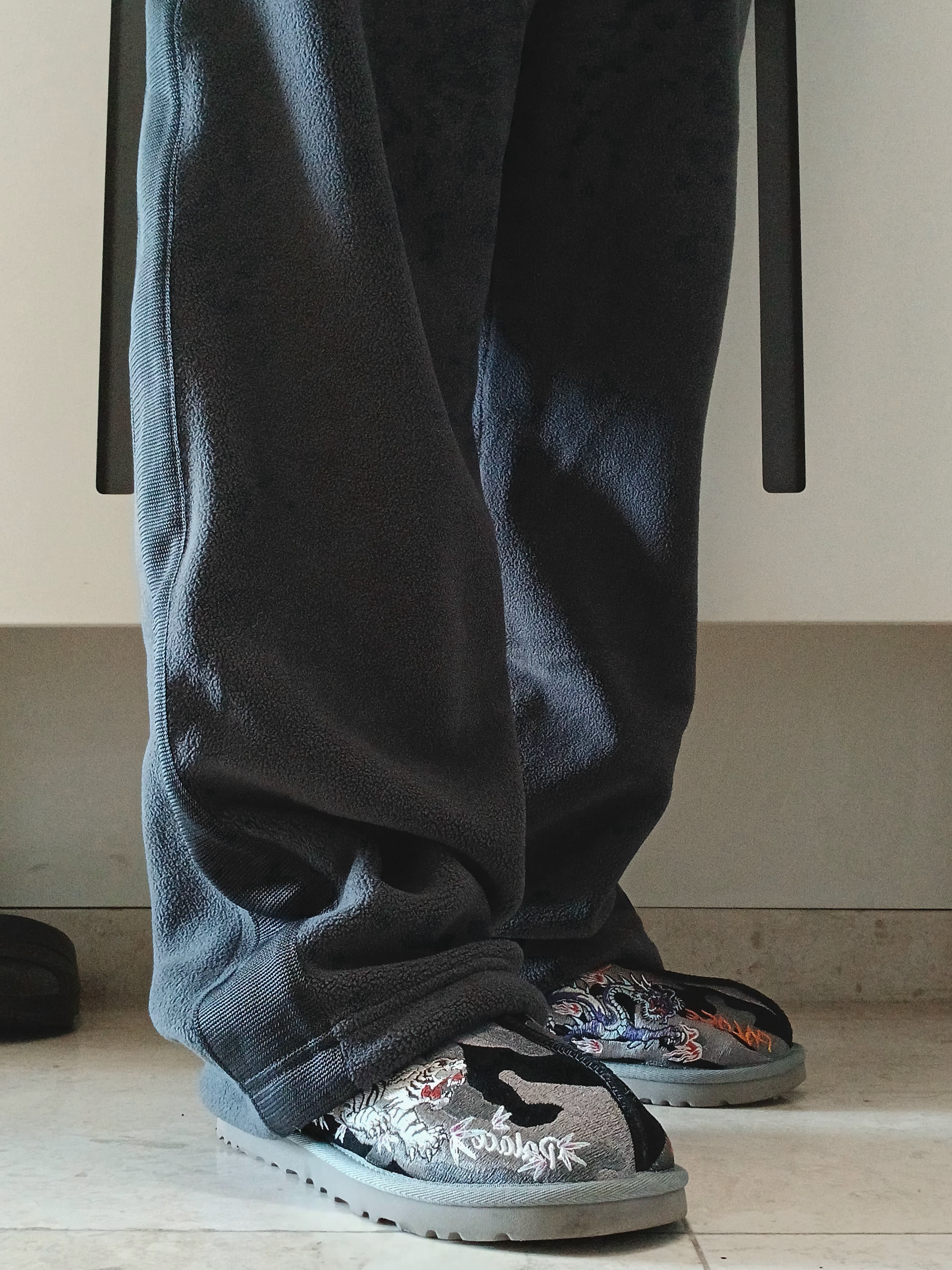 Uniqlo x Needles Fleece Wide Pants Dark Gray - KR, UGG x Palace Tasman Slipper Black Camo 착용 스타일 - 3