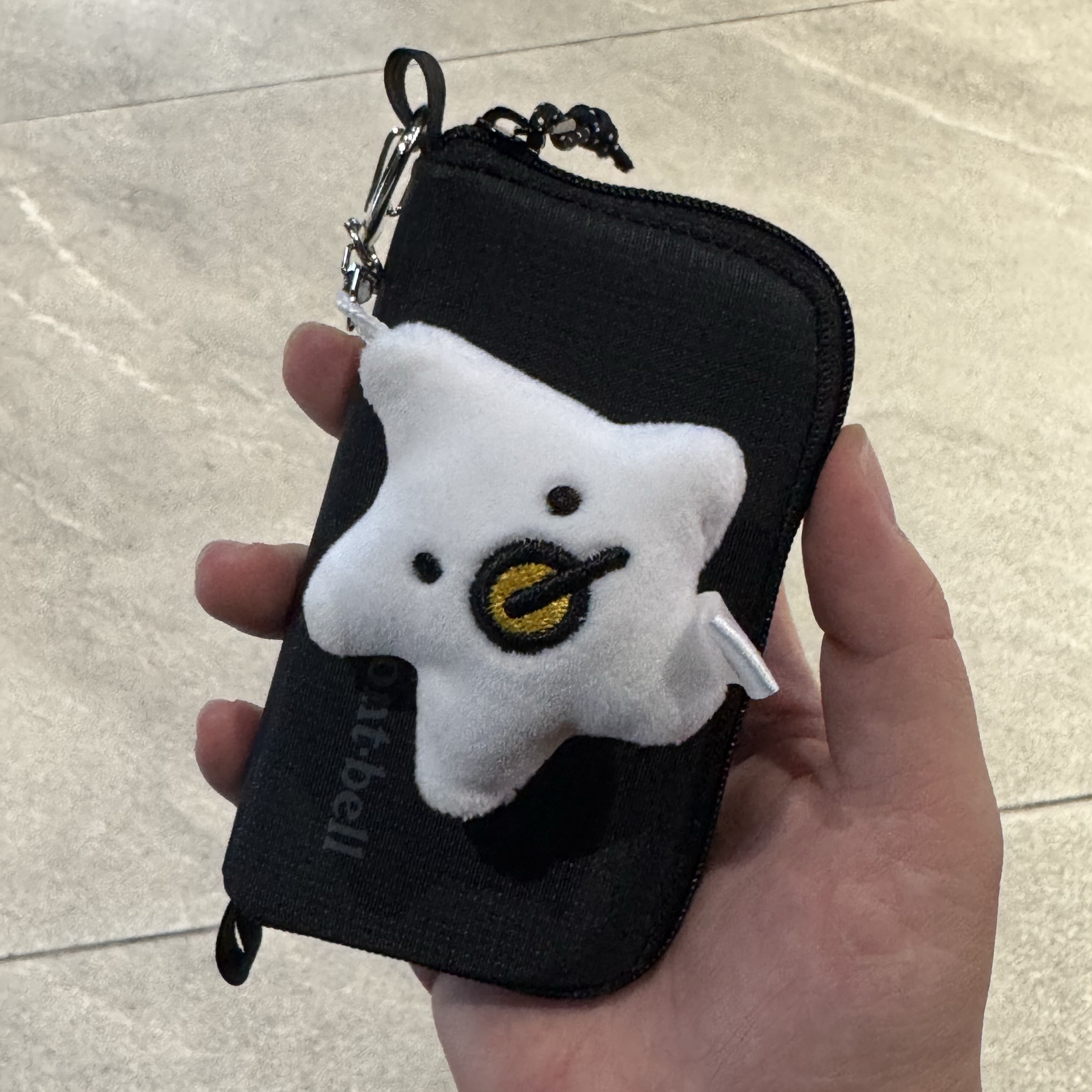 Montbell Mini Zip Wallet Black 착용 스타일