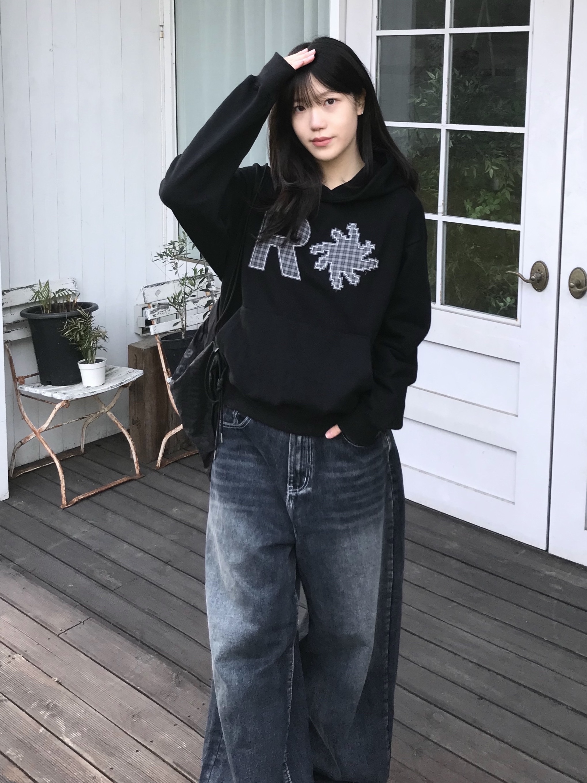 SLOW RECORD HOUSE Check Patch Hoodie Black 착용 스타일 - 1
