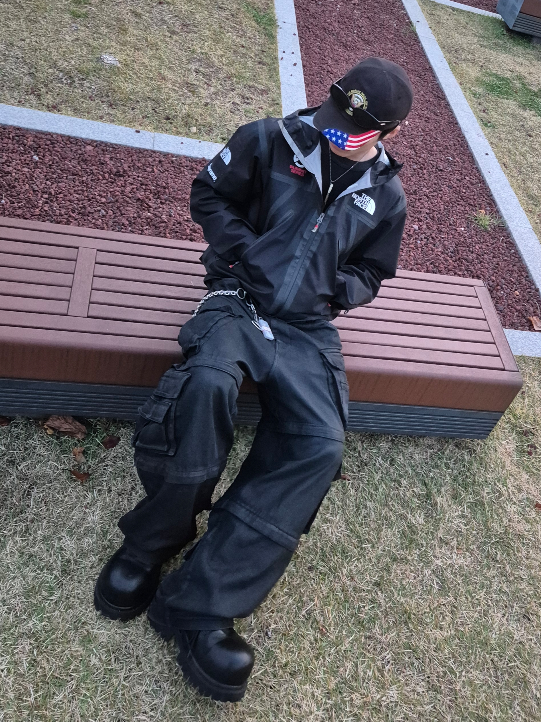 Supreme Cash Paperweight Keychain Multicolor - 24FW, Project G/R Oversized Convertible Cargo Pants Coated Black 착용 스타일 - 2