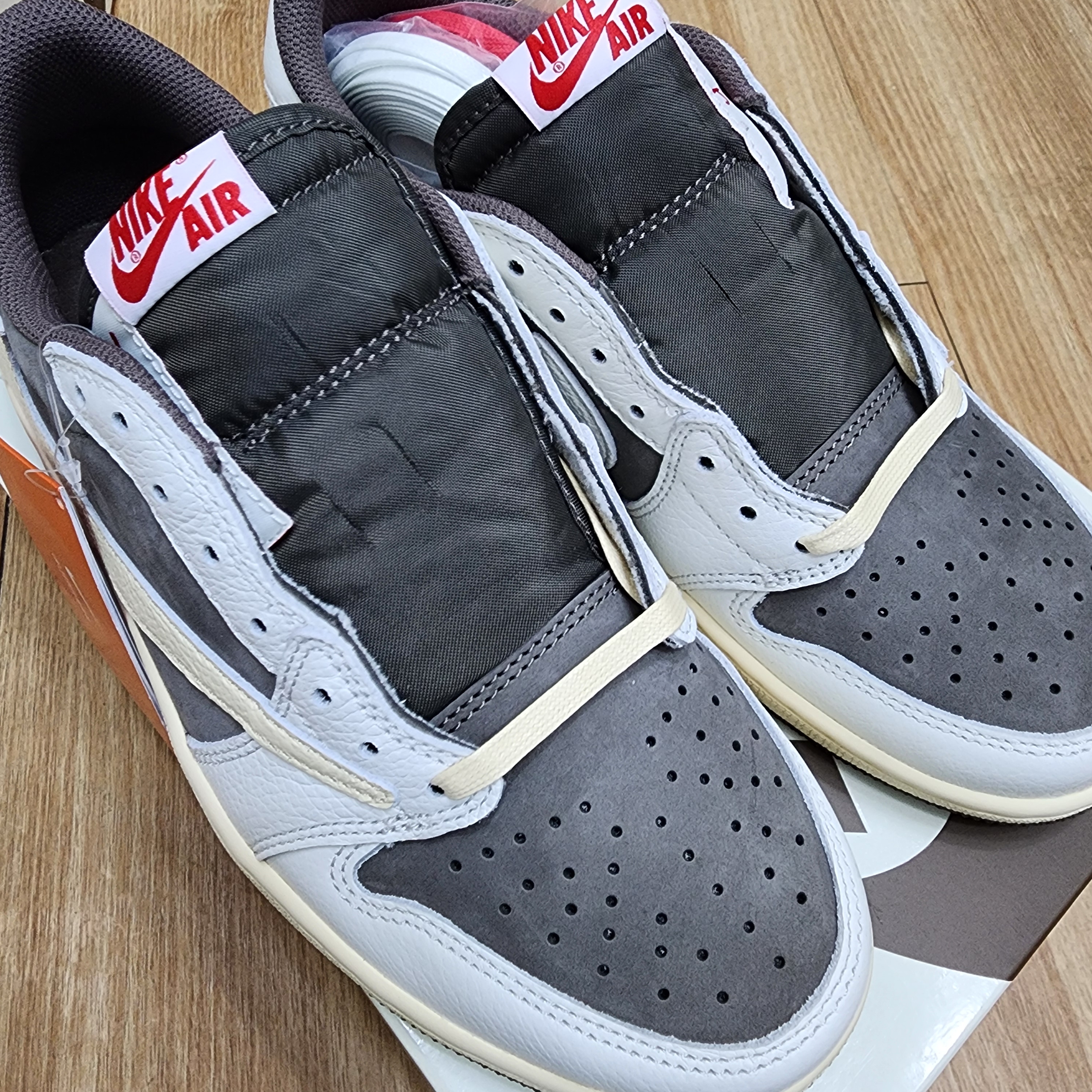 Jordan 1 x Travis Scott Retro Low OG SP Sail and Ridgerock 착용 스타일