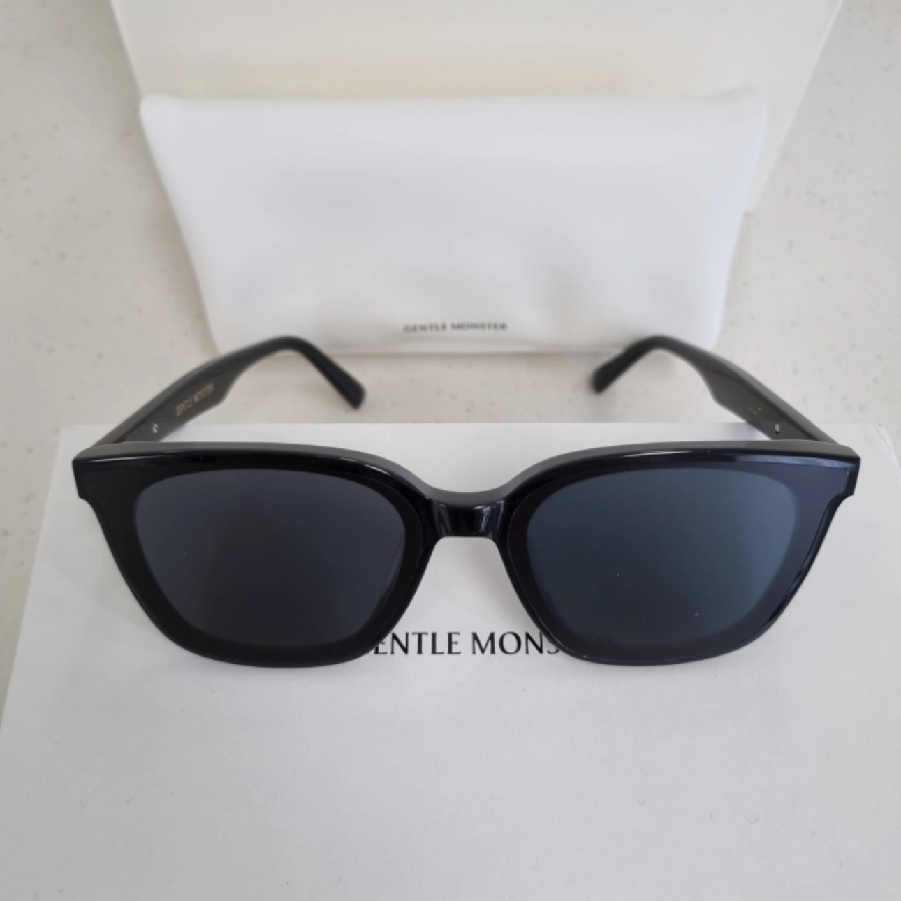 Gentle Monster Lilit 01 Black 착용 스타일