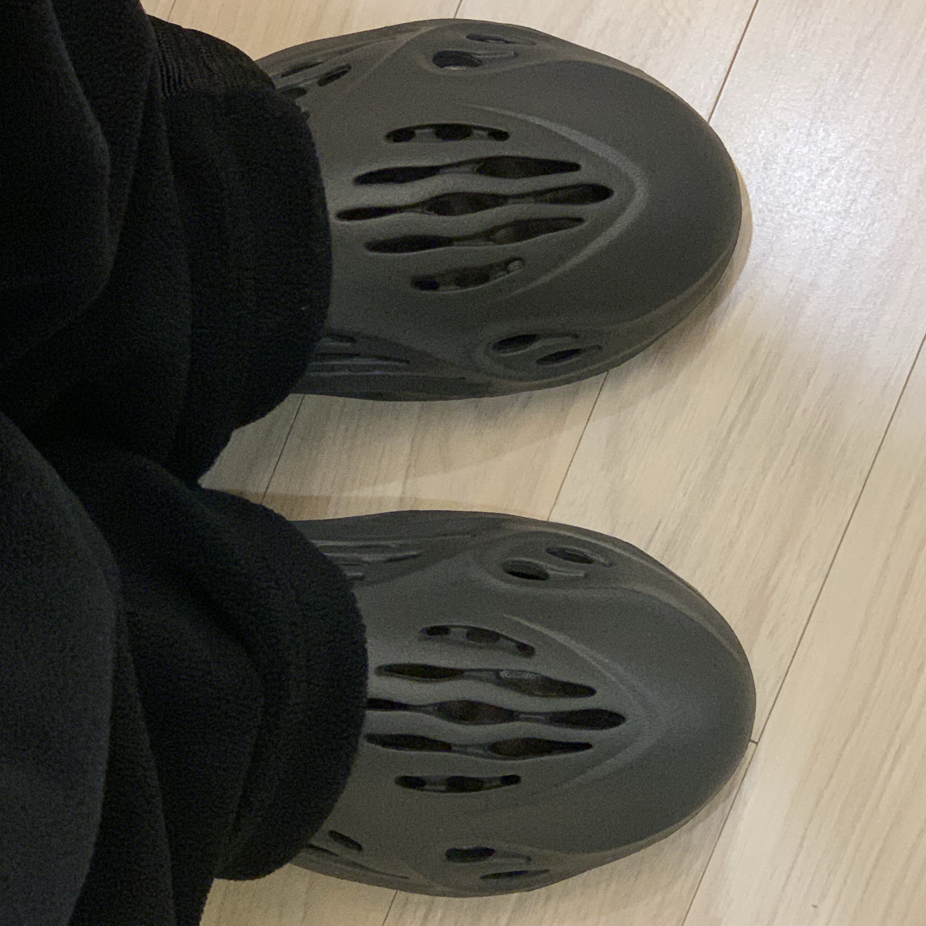Adidas Yeezy Foam RNNR Carbon 착용 스타일 - 2