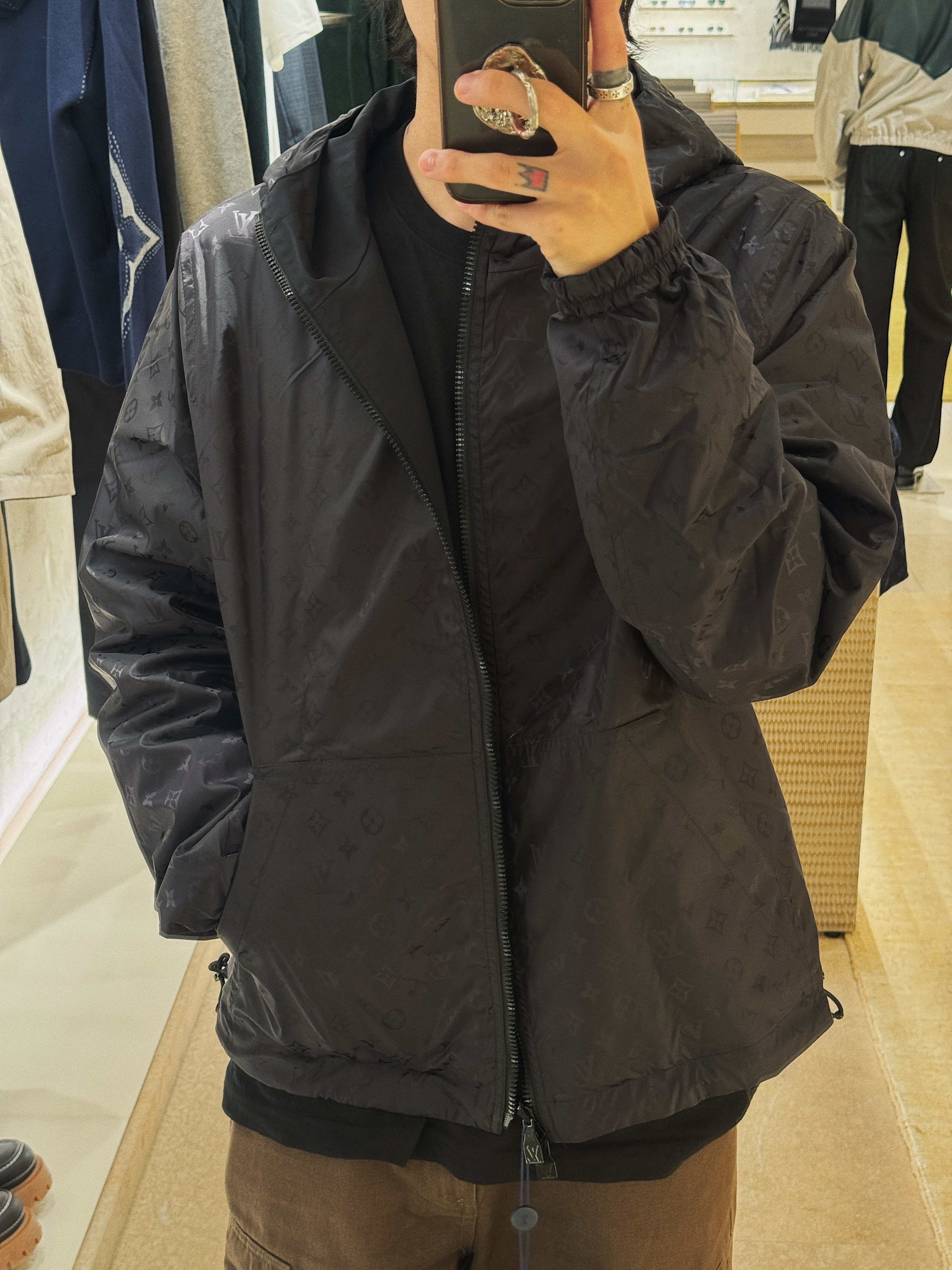 Chrome Hearts Horse Shoe Long Sleeve T-Shirt Black, Louis Vuitton LV Trainer Sneakers Monogram Denim Black 착용 스타일 - 4