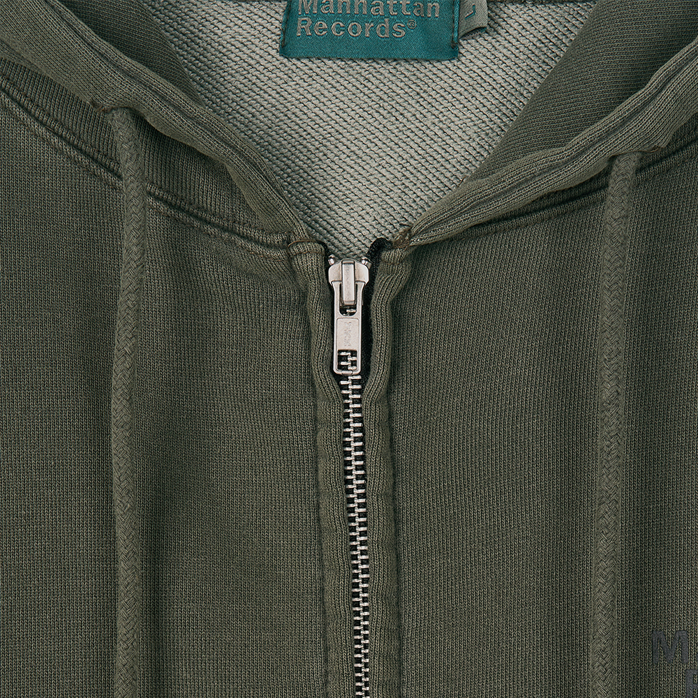 맨하탄 레코즈 클래식 피그먼트 집업 후디 - 올리브(Manhattan Records Classic Logo PM Zip Up Hoodie - Olive) - 3