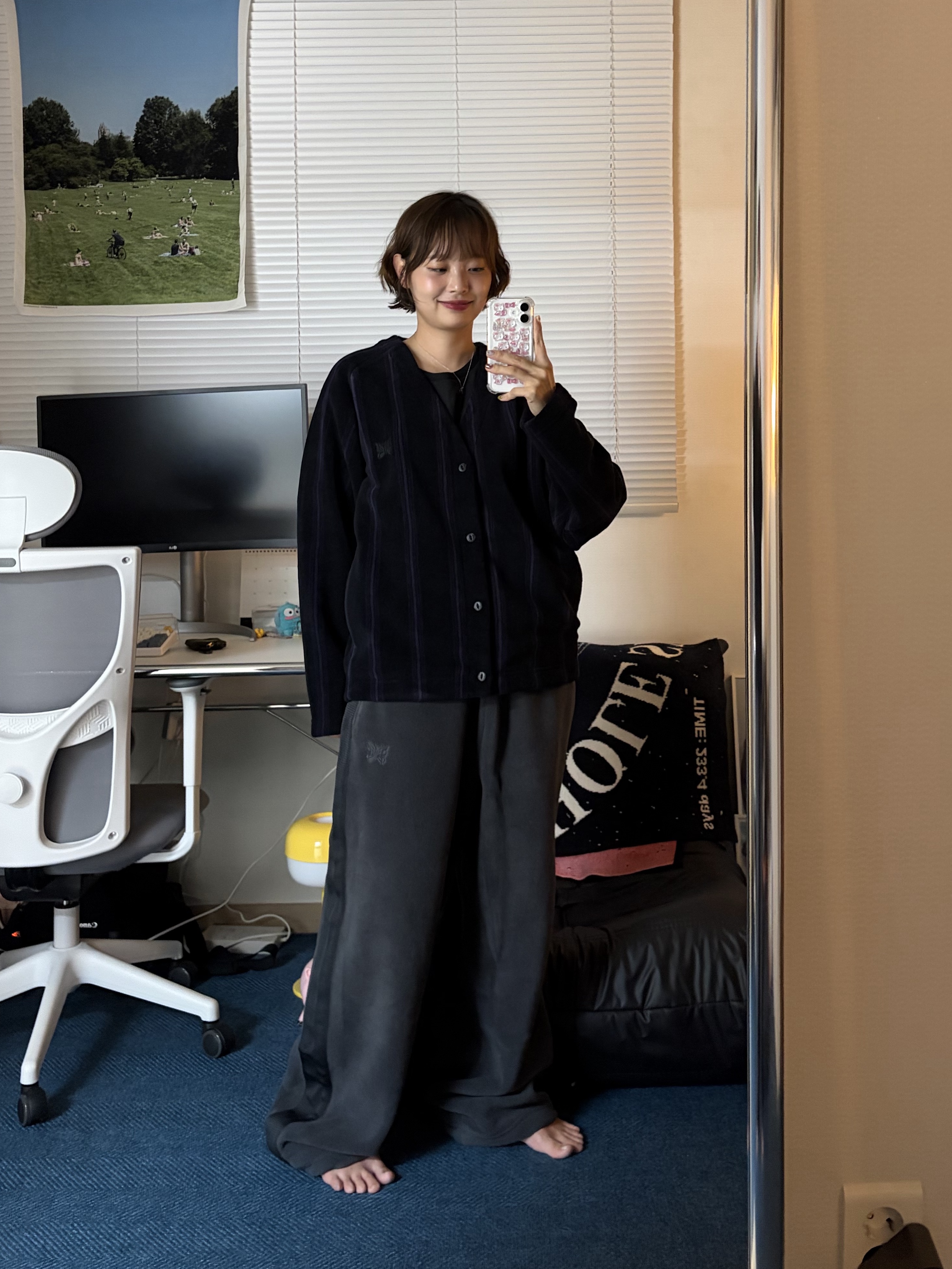 Uniqlo x Needles Fleece Oversized Cardigan Black - KR, Uniqlo x Needles Fleece Wide Pants Dark Gray - KR 착용 스타일 - 2