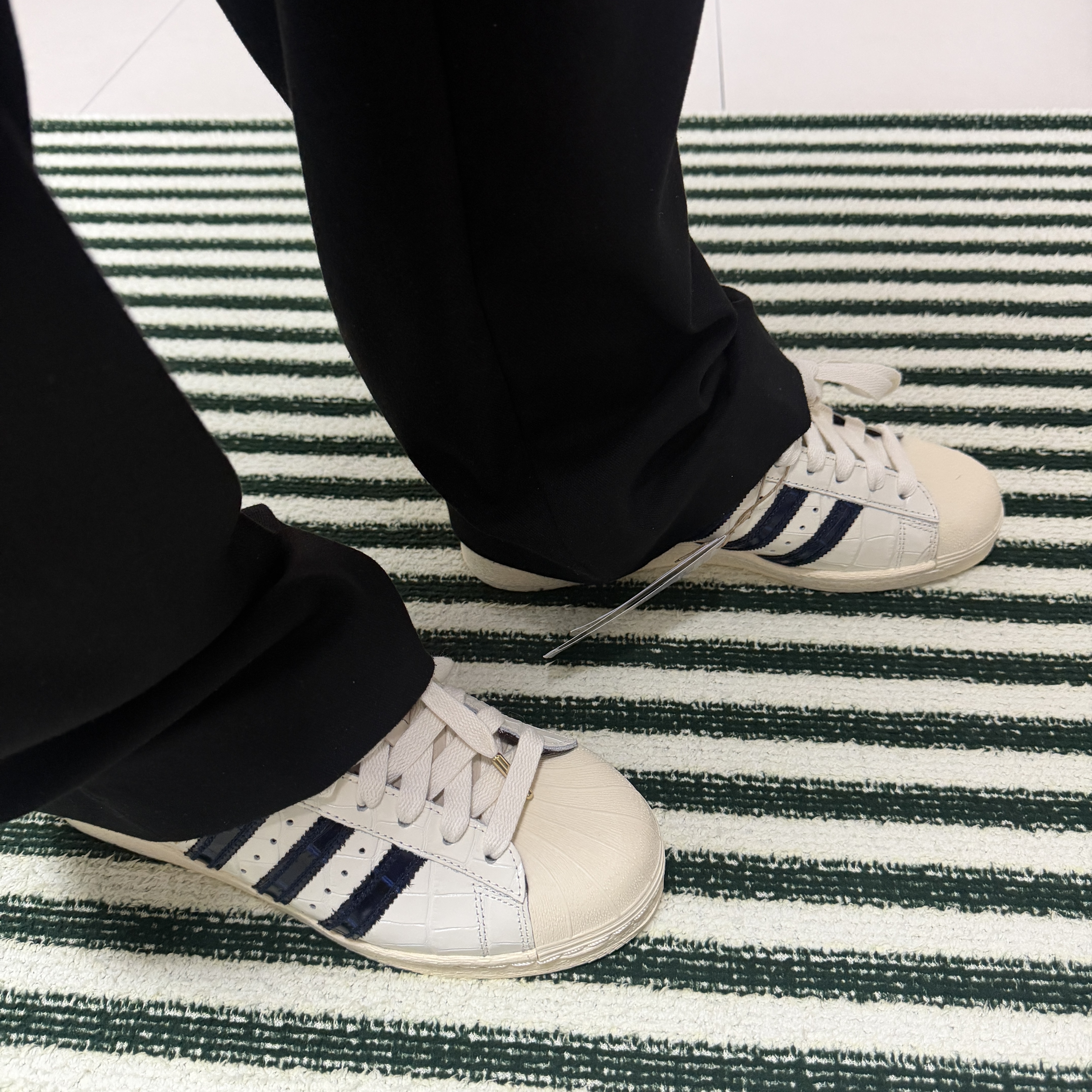 Adidas x Wales Bonner Superstar Wonder White Collegiate Navy 착용 스타일 - 1