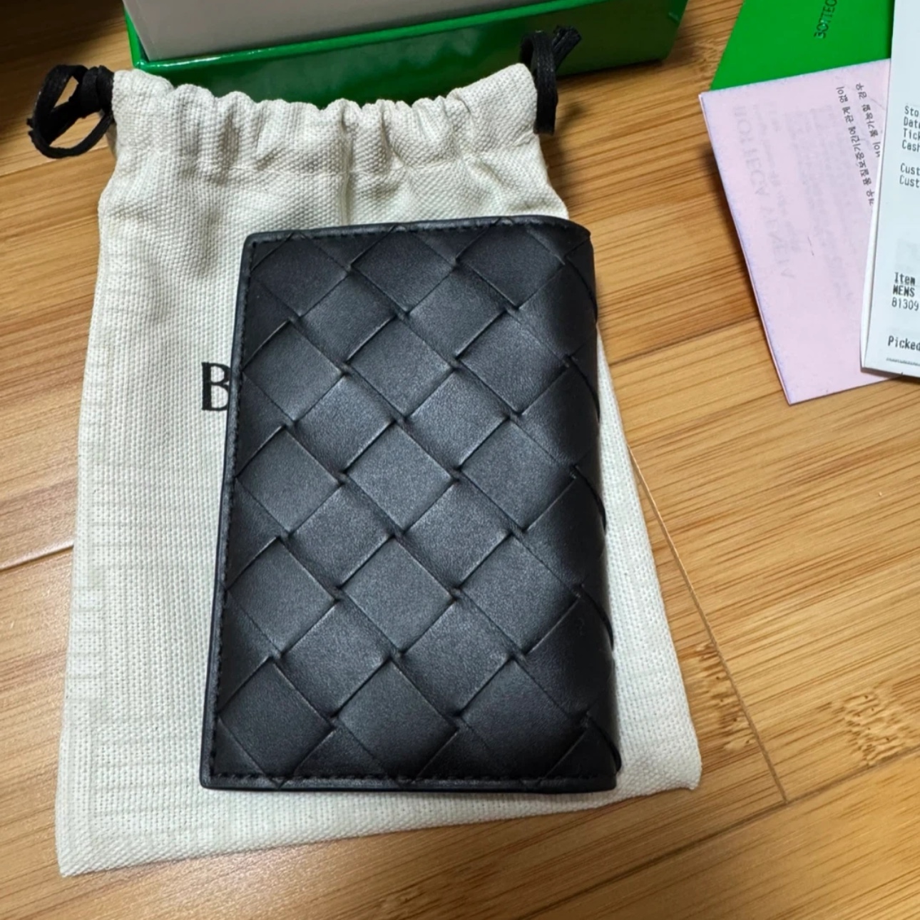 Bottega Veneta Intrecciato Flap Card Case Dark Green 착용 스타일