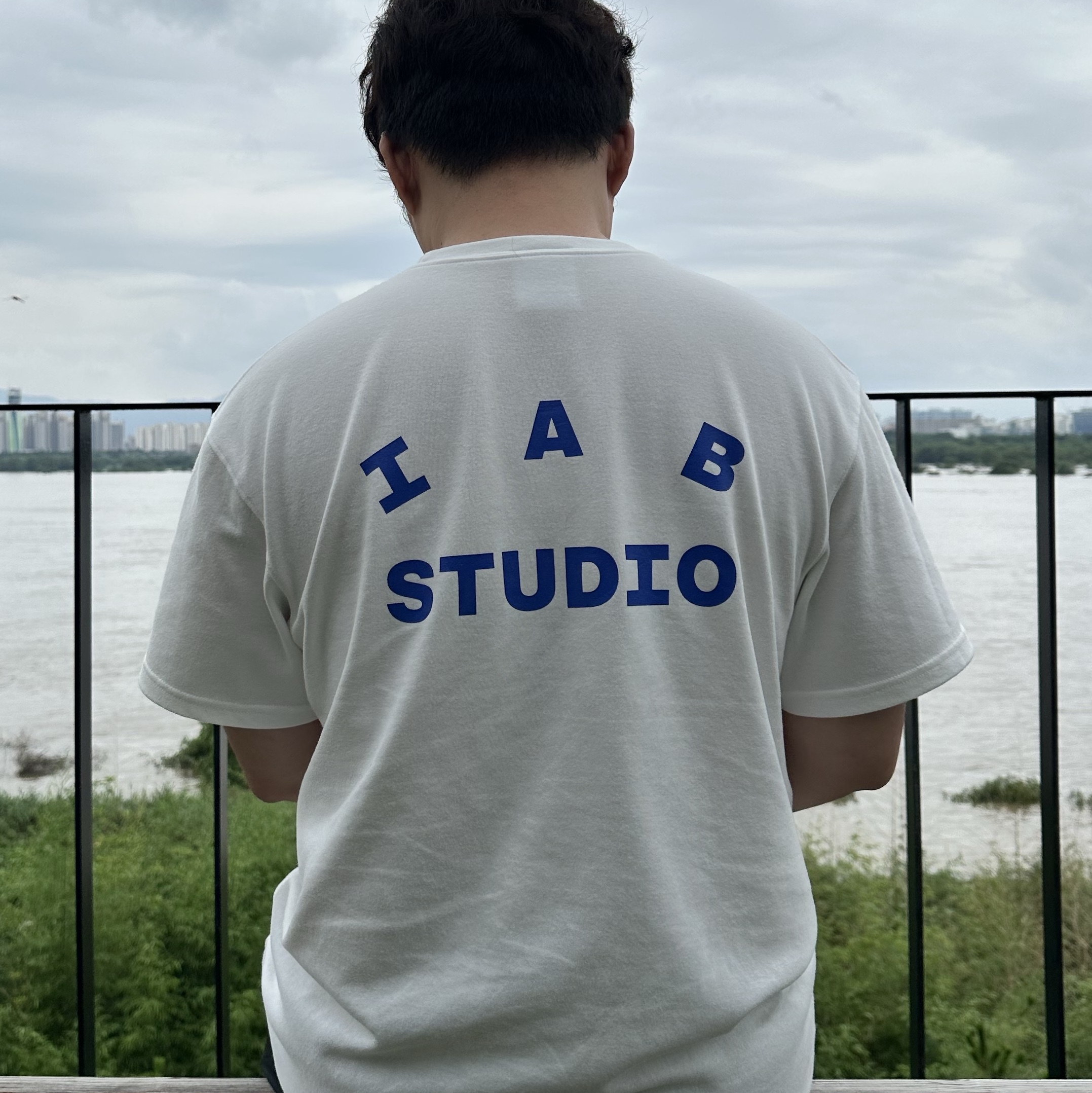 IAB Studio T-Shirt White Navy 착용 스타일