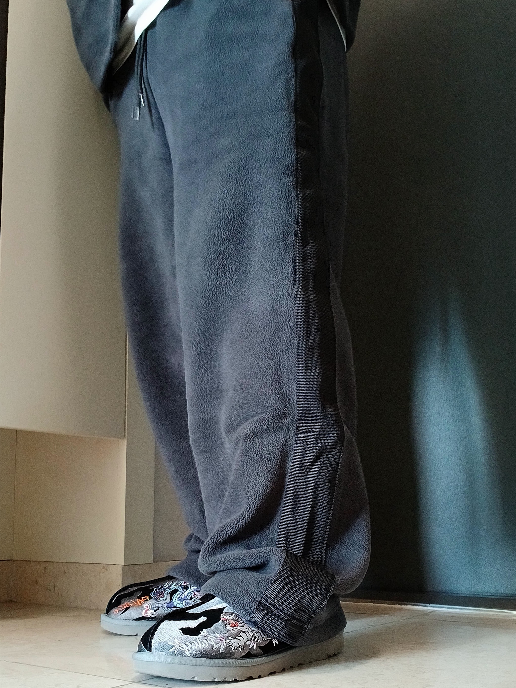 Uniqlo x Needles Fleece Wide Pants Dark Gray - KR, UGG x Palace Tasman Slipper Black Camo 착용 스타일 - 2