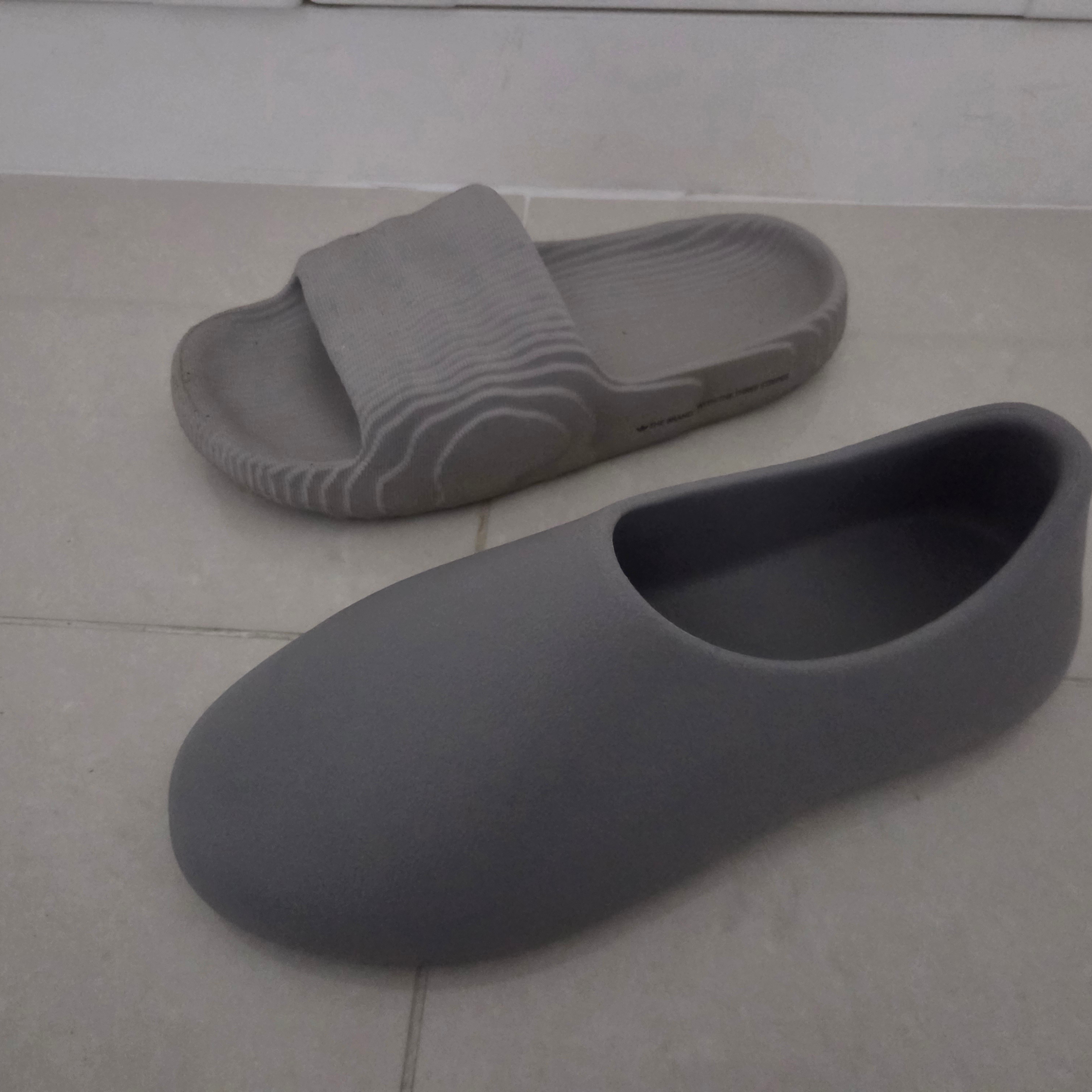 Yeezy SL-01 Grey, Adidas Adilette 22 Light Brown 착용 스타일