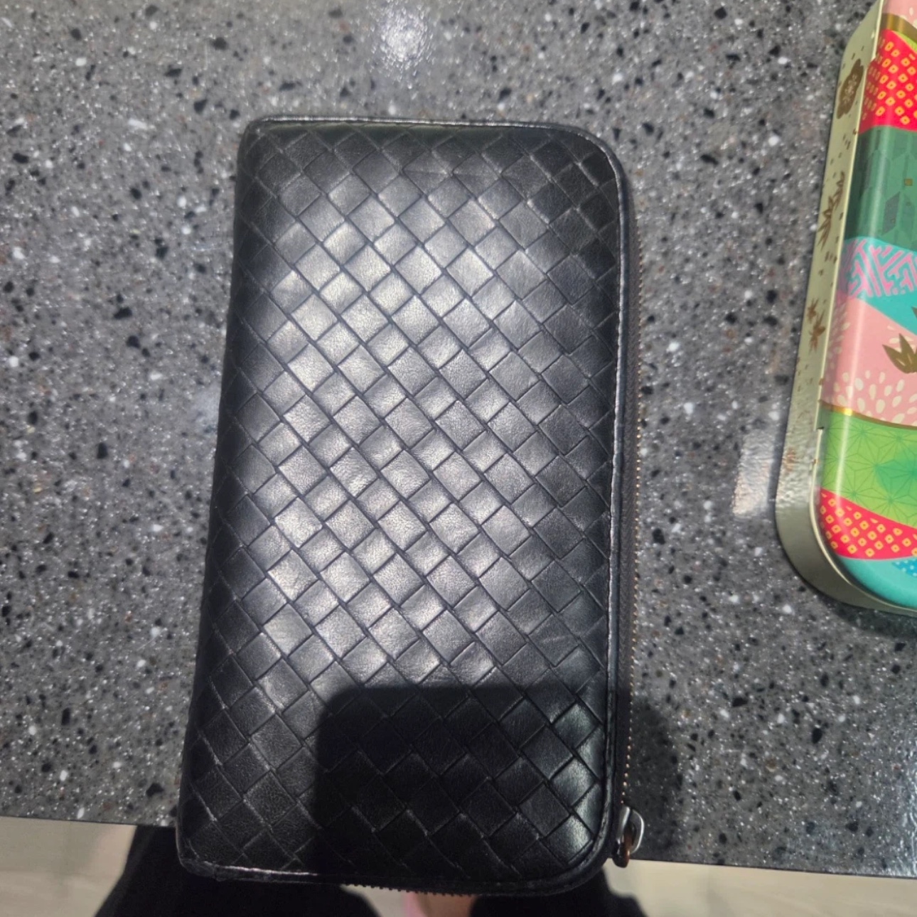 Bottega Veneta Intrecciato Wallet Black 착용 스타일