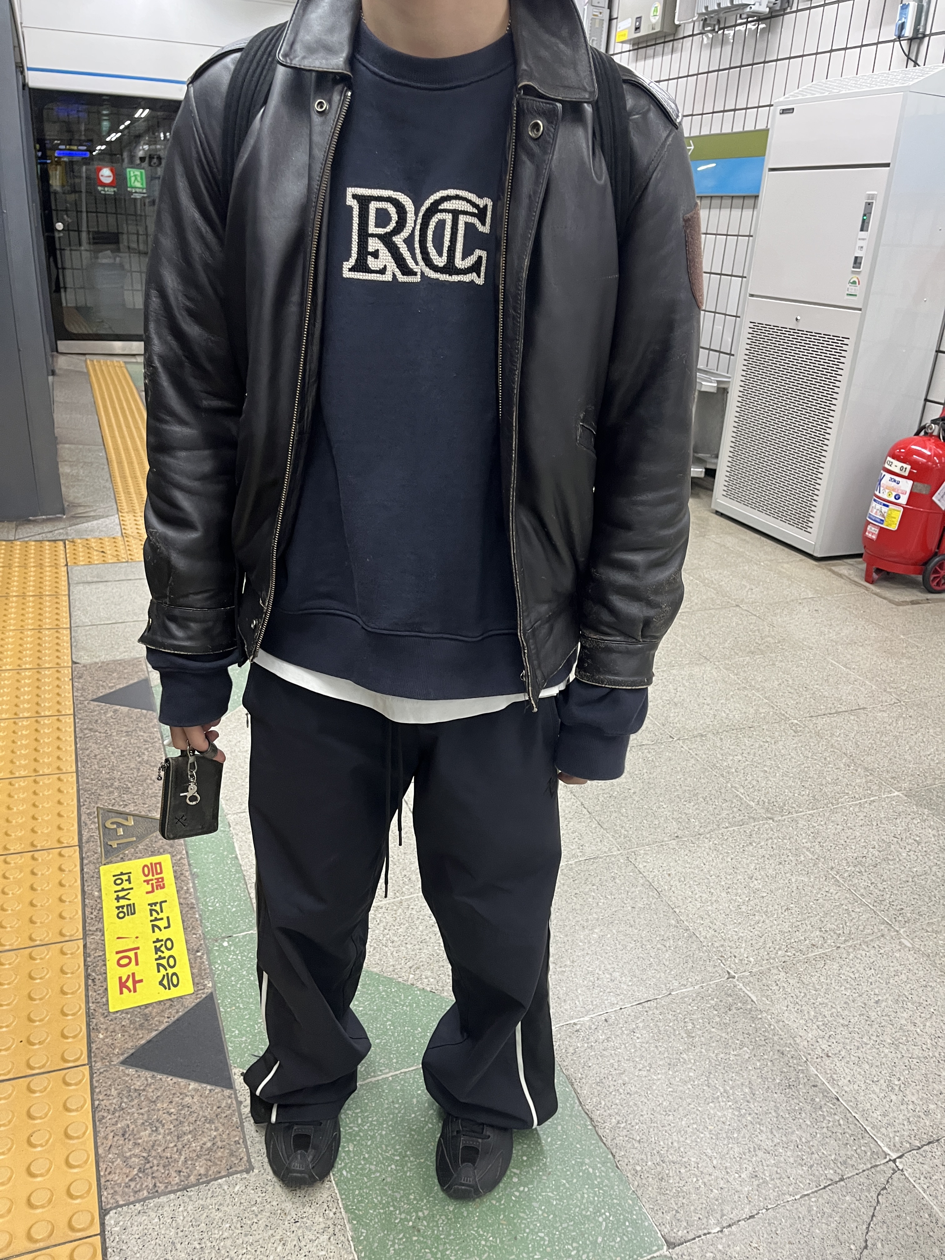 Polyteru 1011 Nylon Track Pants Dark Navy 착용 스타일