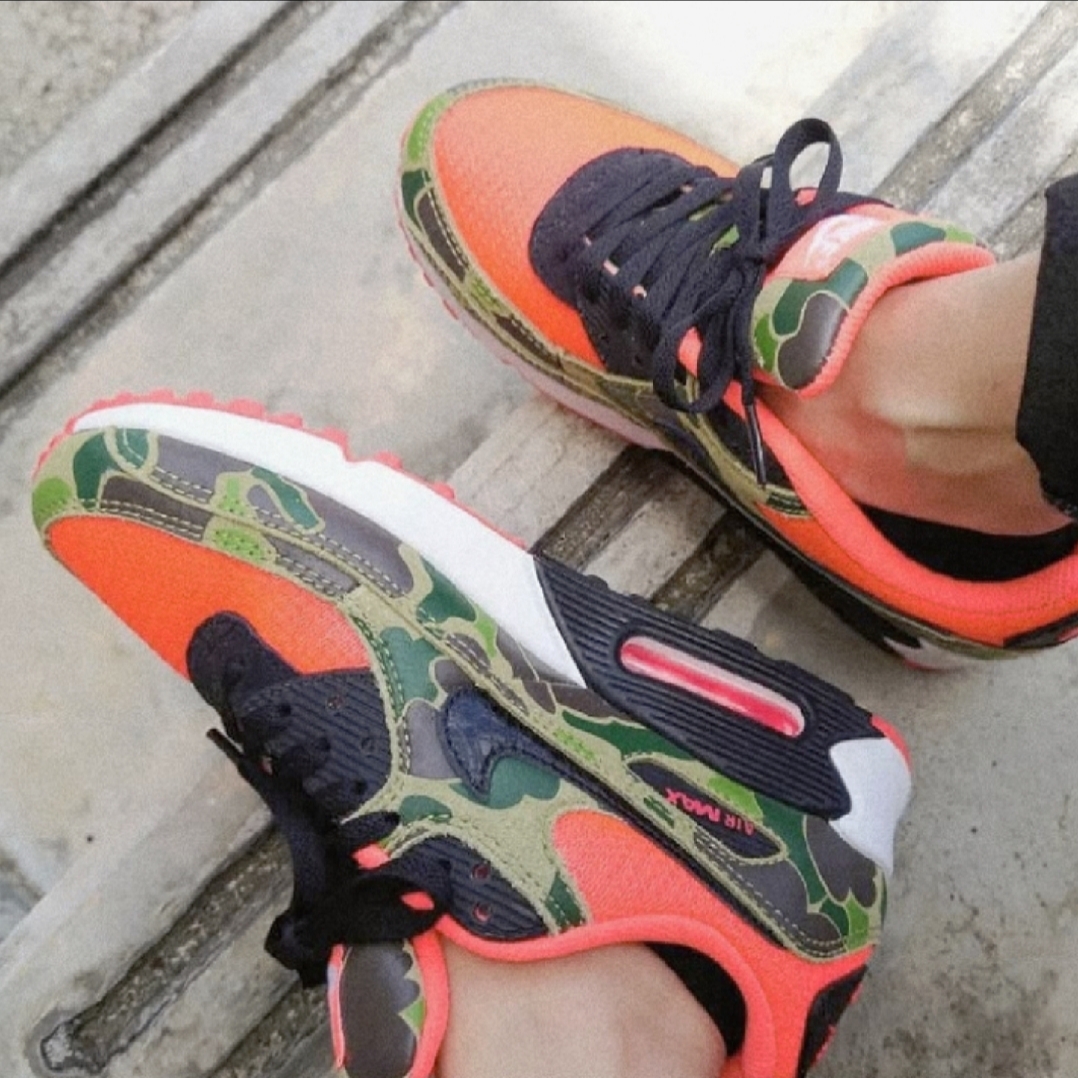 Nike Air Max 90 SP Dark Sage and Solar Red 착용 스타일