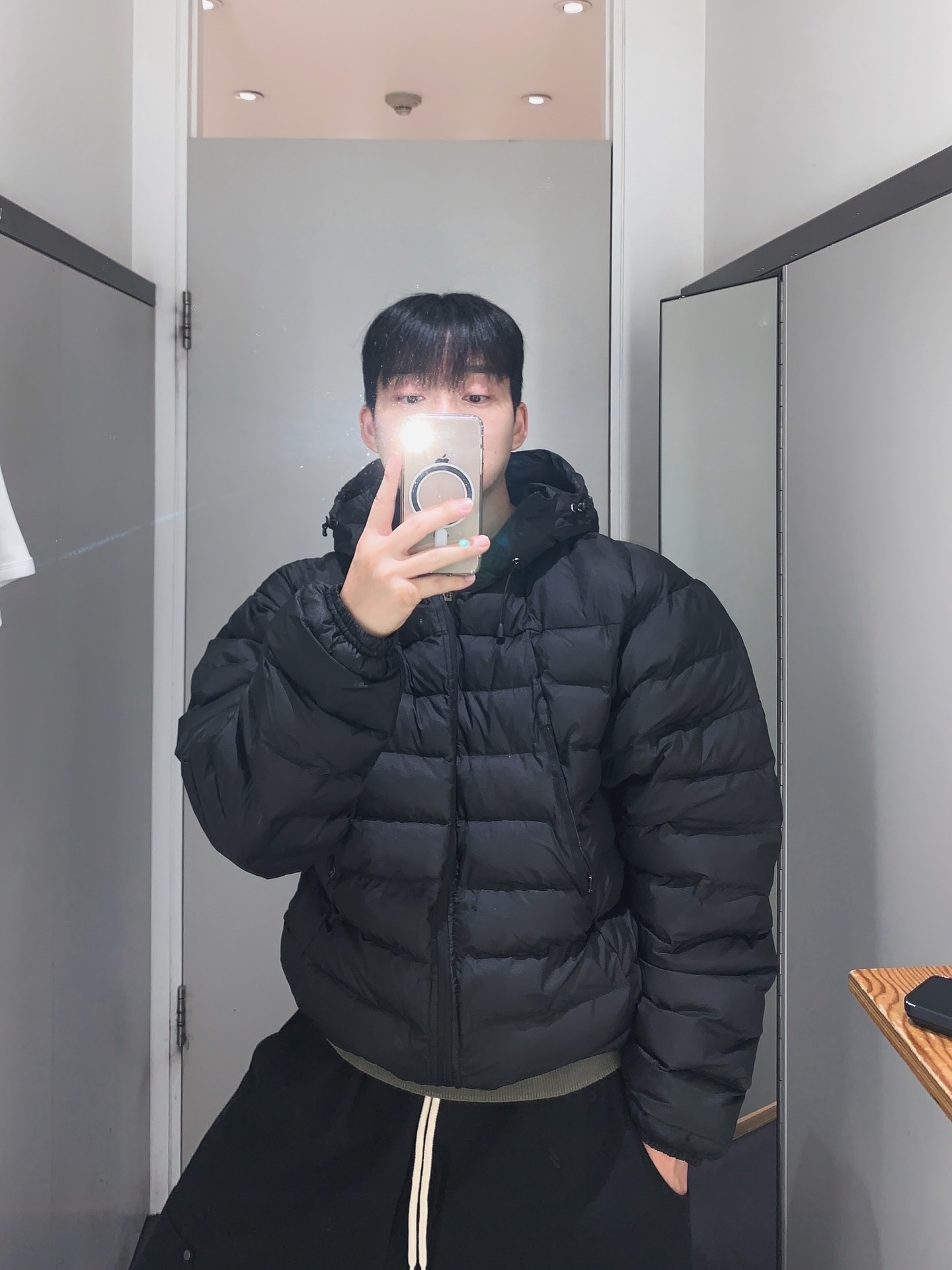 Nike Air Force 1 '07 Low Triple Black 착용 스타일 - 3