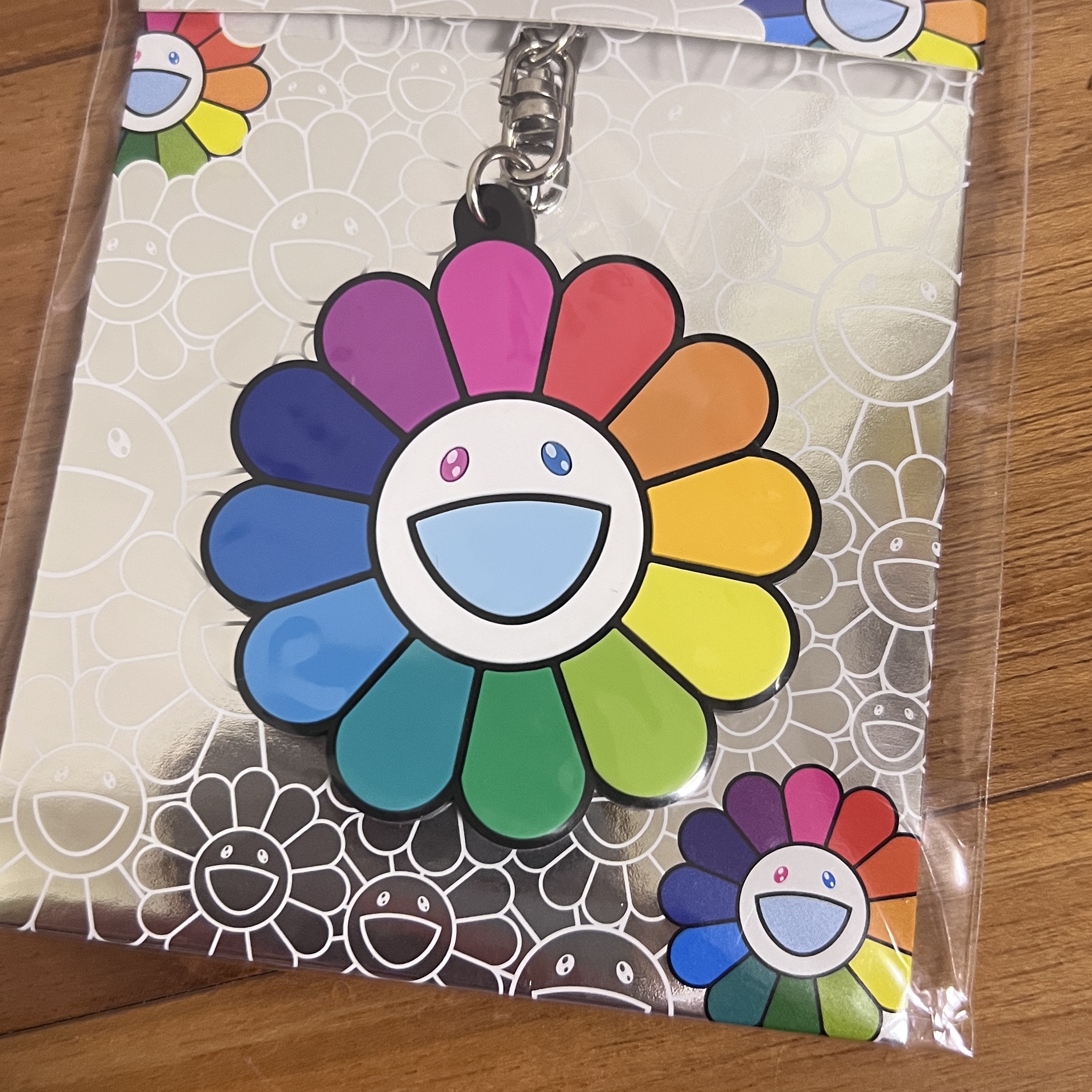 Kaikai Kiki Flower Rubber Keyring Rainbow White 착용 스타일