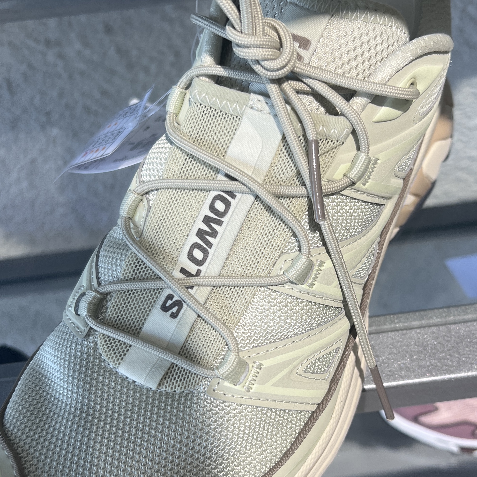 Salomon XT-6 Expanse Alfalfa Shortbread 착용 스타일