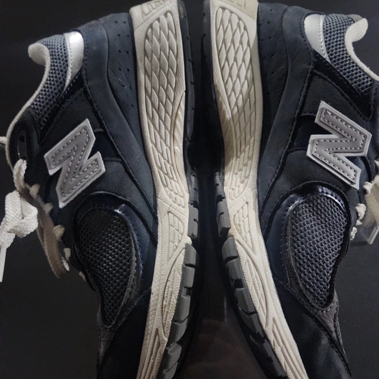 New Balance 2002R Premium Vintage Navy Grey 착용 스타일