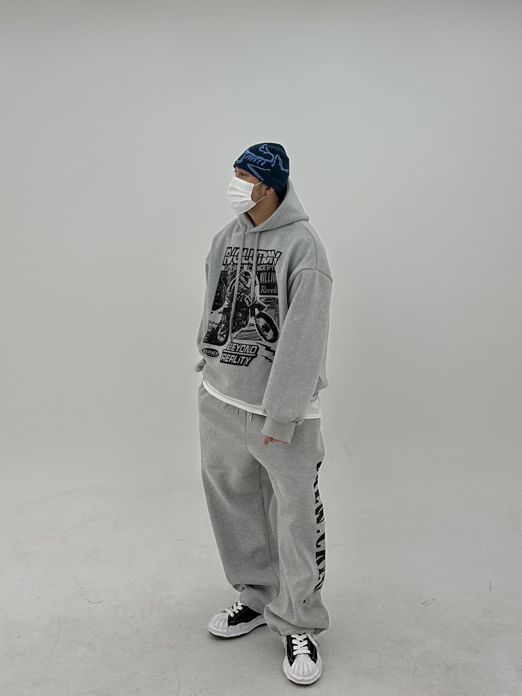 Arc'teryx Bird Head Toque Nightscape Glacial, Maison Mihara Yasuhiro Blakey OG Sole Canvas Low-top Sneakers Black White 착용 스타일 - 3