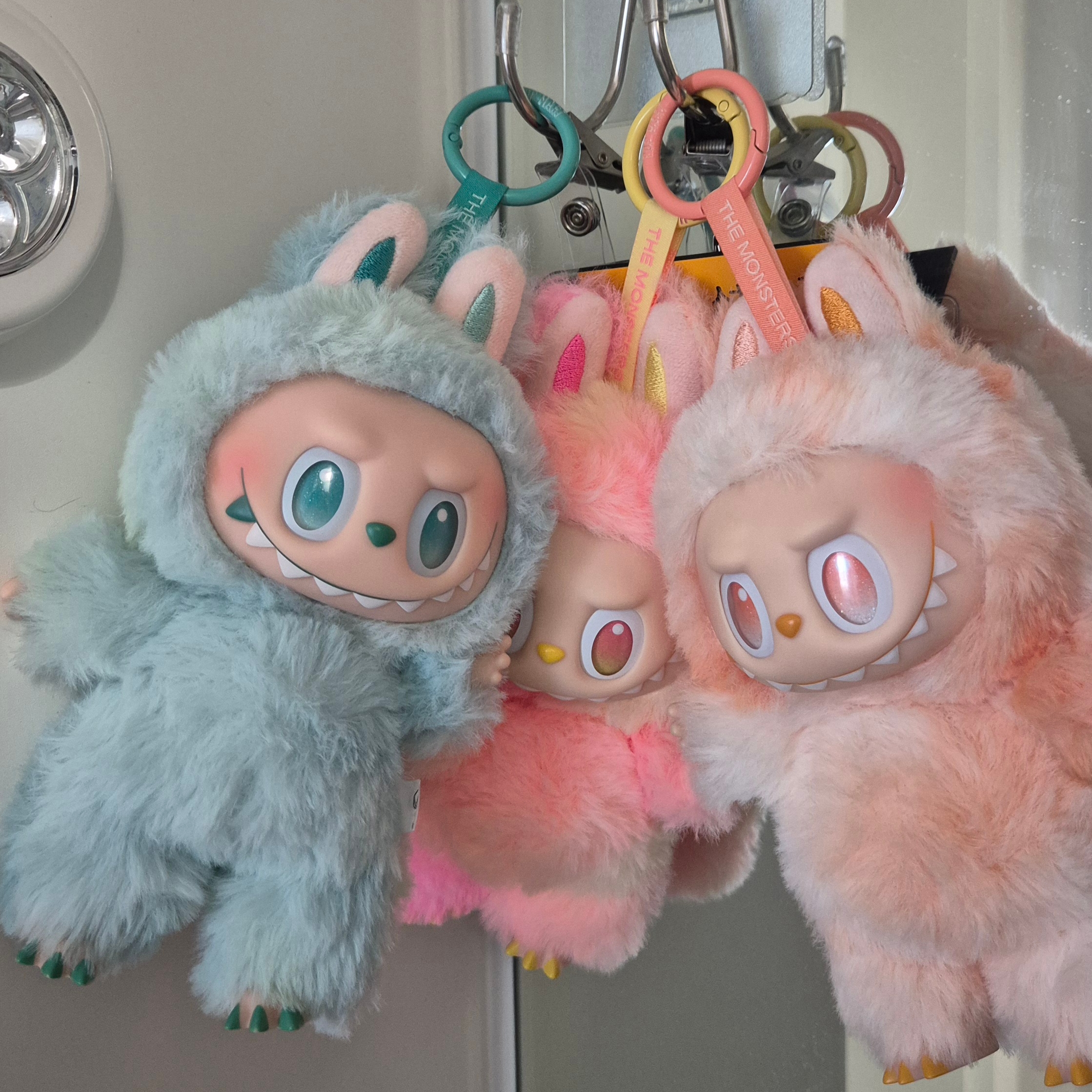 Pop Mart Labubu The Monsters Highlight Series Sealed Case (Bundle of 3/1 Blind Box) 착용 스타일