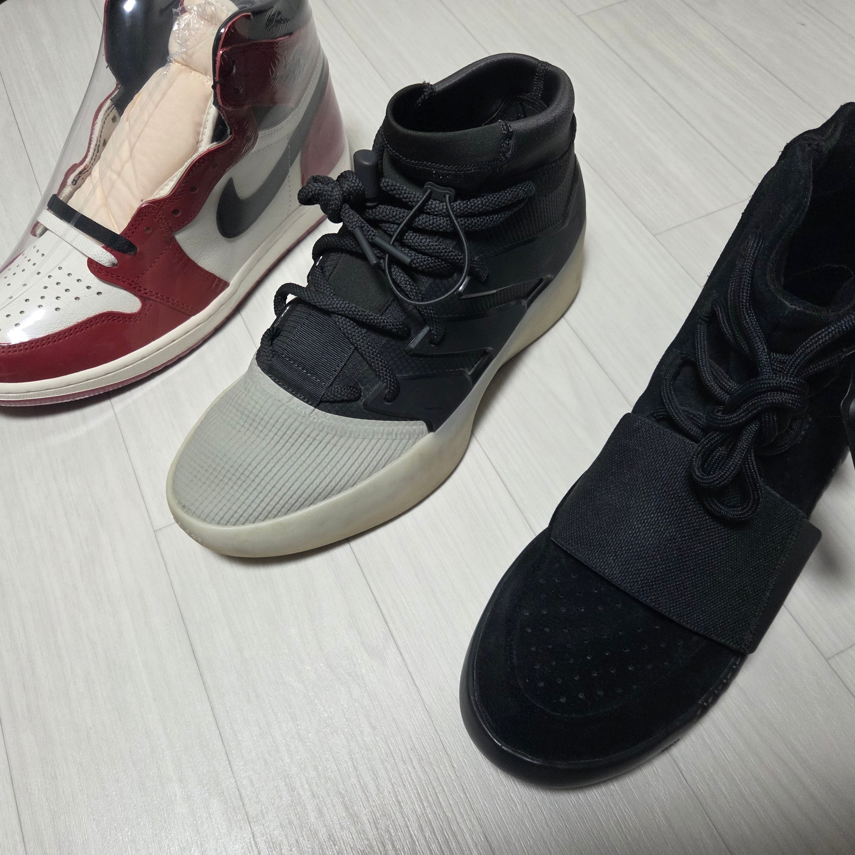 Jordan 1 Retro High OG Chicago 2022, Adidas Yeezy Boost 750 Triple Black 착용 스타일