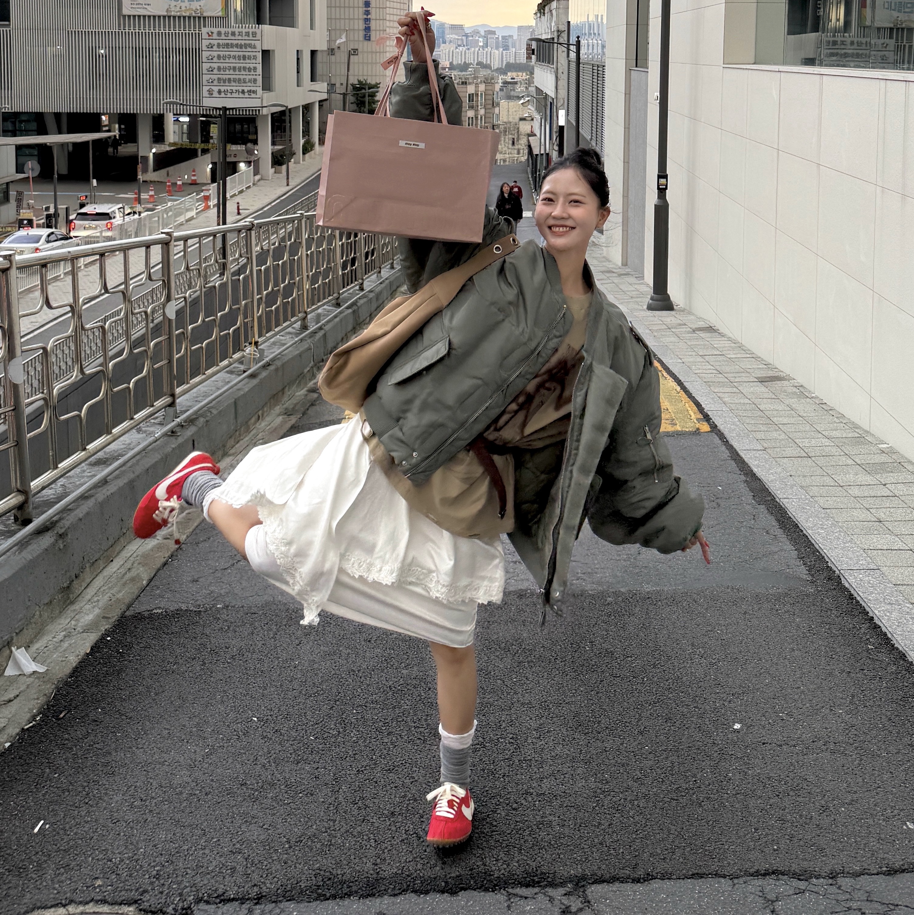 Nike x Jacquemus Moon Shoe SP University Red and Bicycle Yellow 착용 스타일 - 3