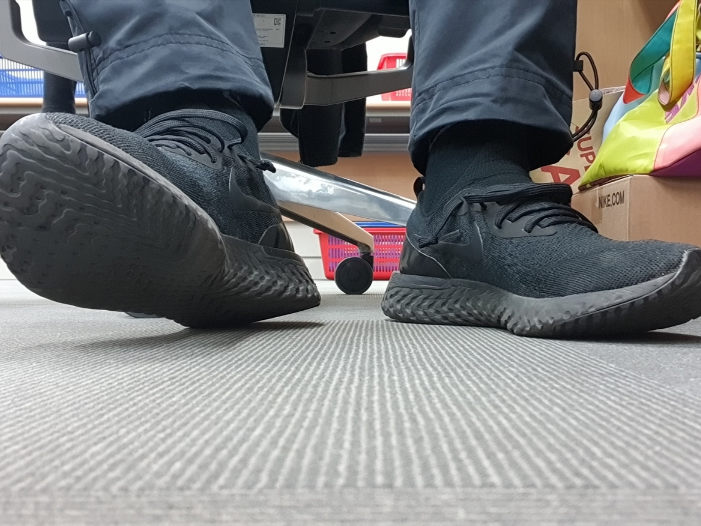 Nike Epic React Flyknit Triple Black 착용 스타일