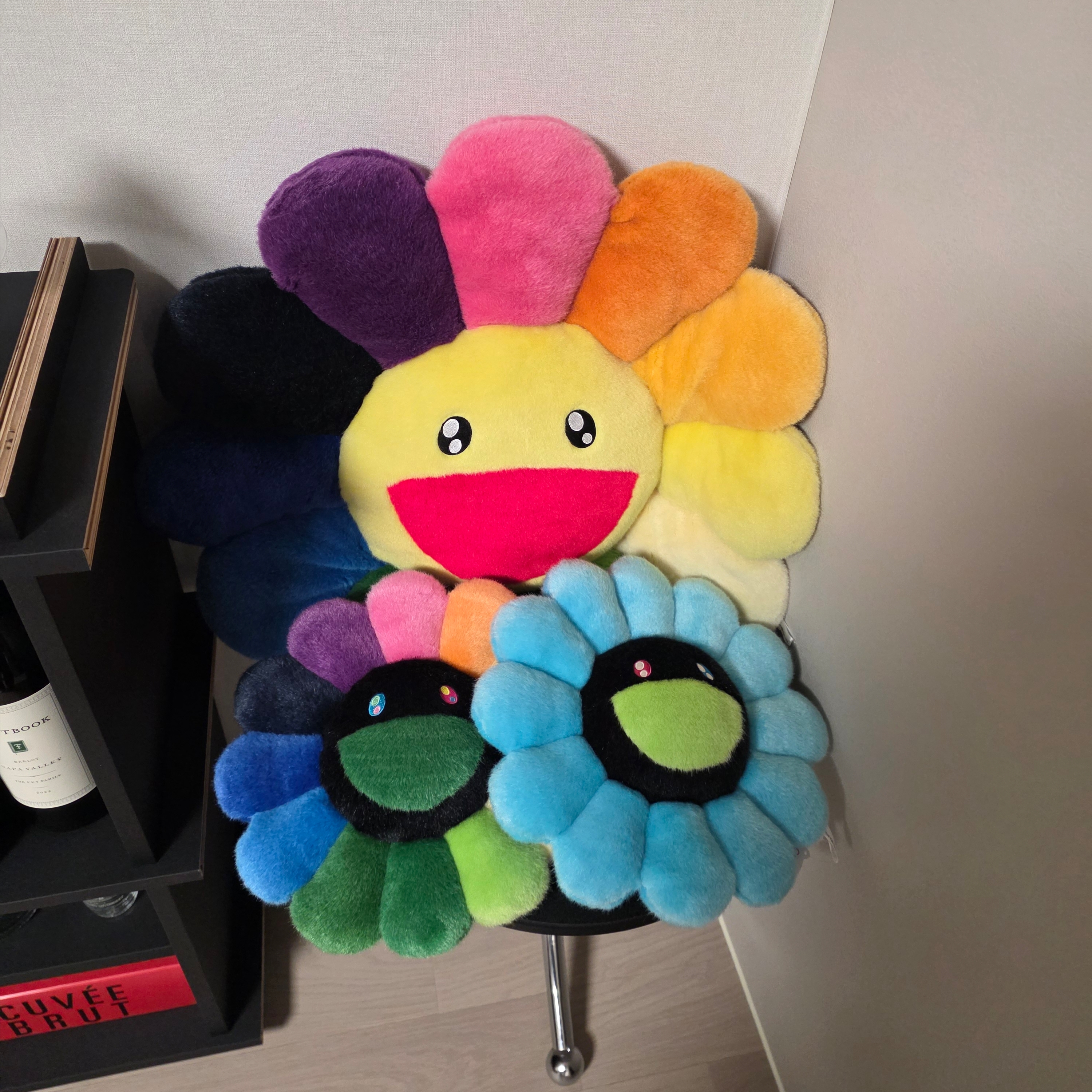 Kaikai Kiki Flower Cushion 60cm Rainbow 착용 스타일