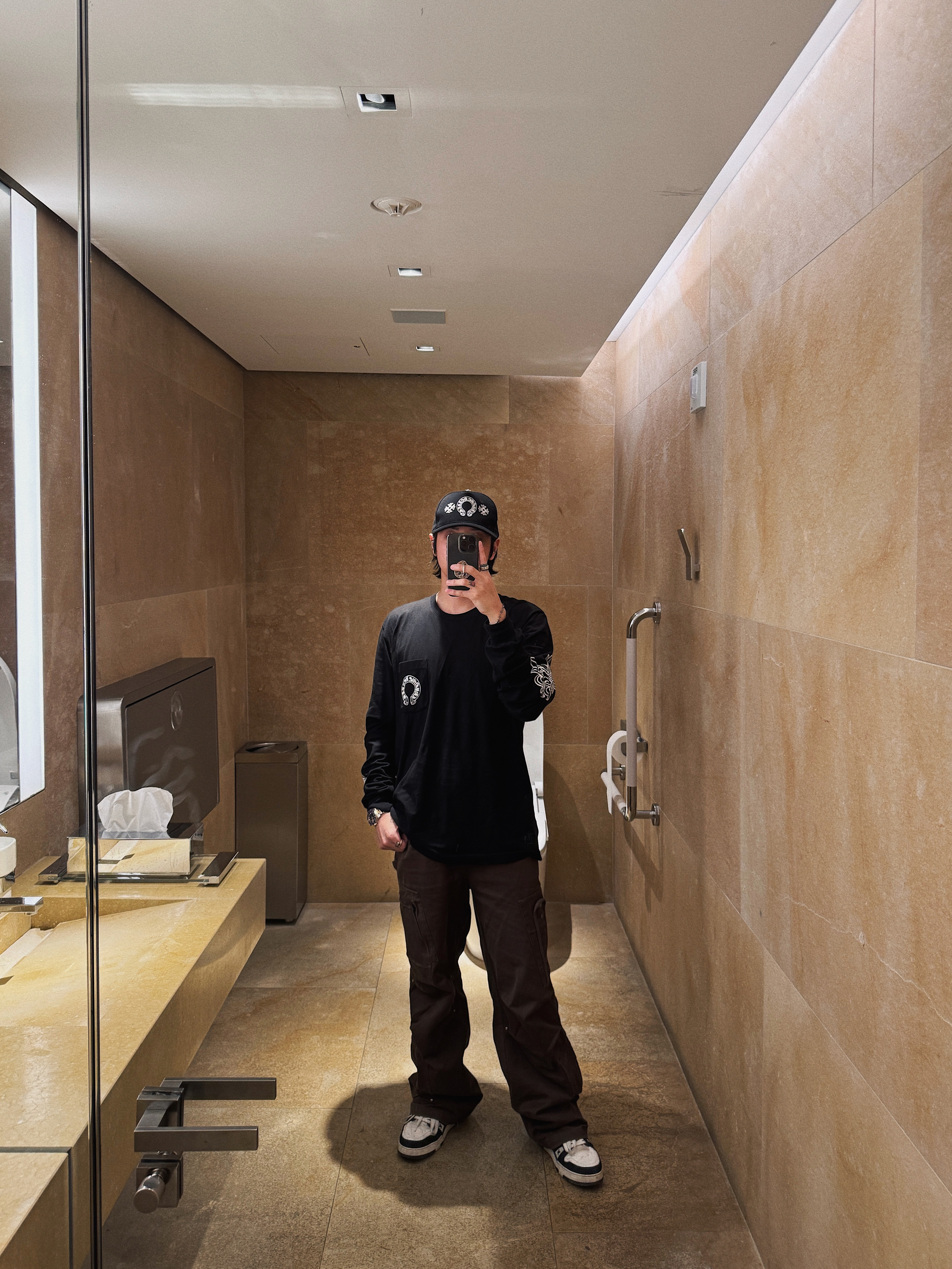 Chrome Hearts Horse Shoe Long Sleeve T-Shirt Black, Louis Vuitton LV Trainer Sneakers Monogram Denim Black 착용 스타일 - 1
