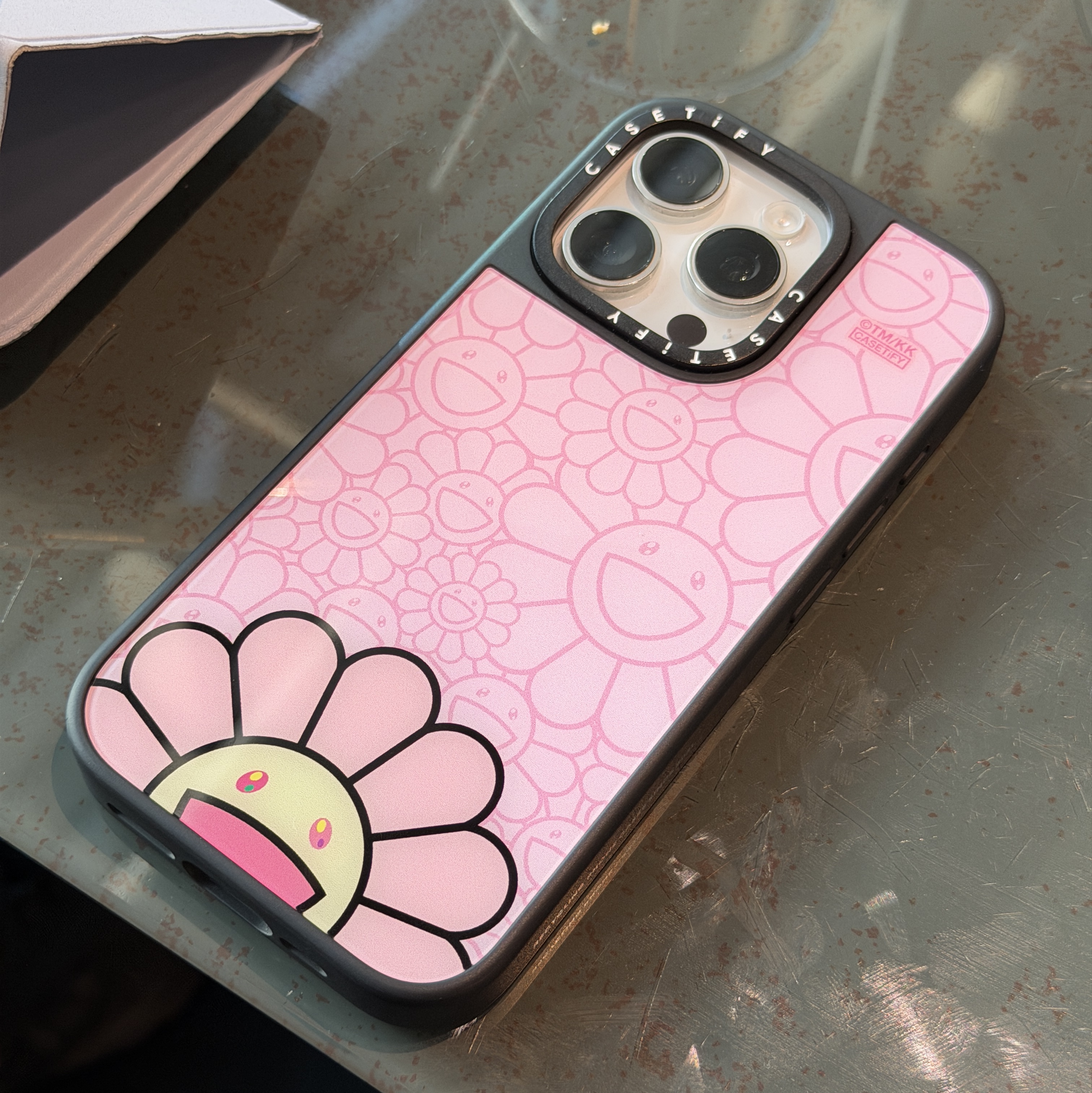 Casetify x Murakami Takashi iPhone Smile Pink Phone Magsafe Impact Case 착용 스타일