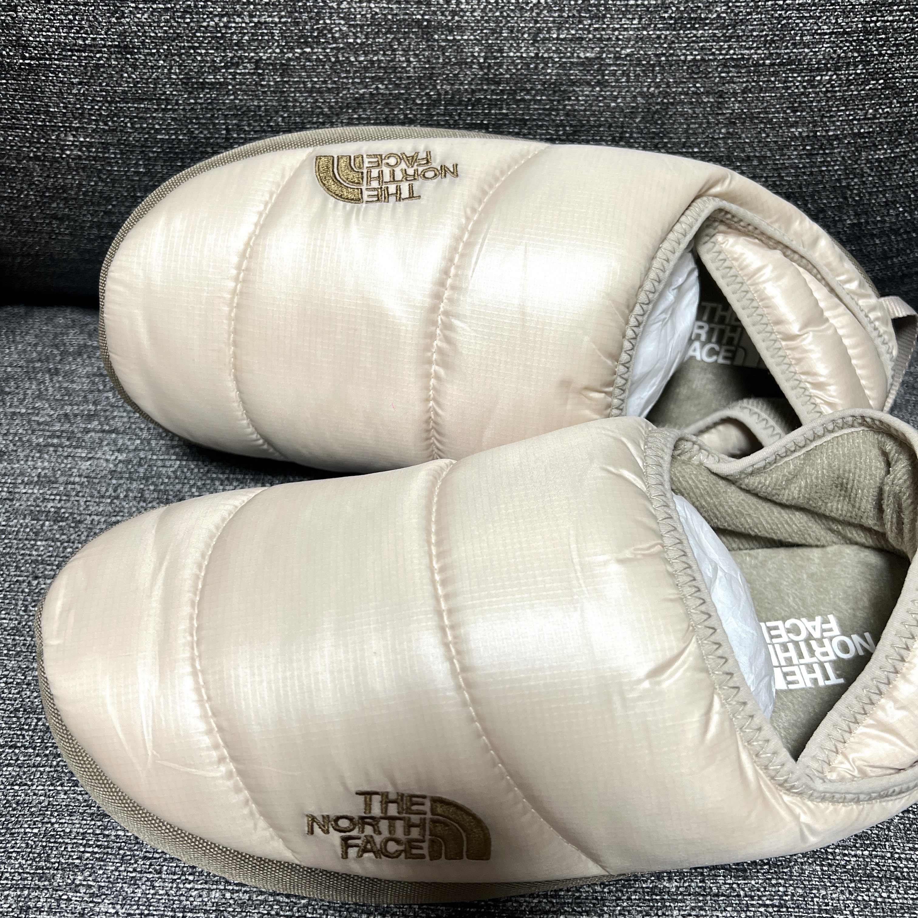 The North Face Nuptse Mule Light Beige 착용 스타일