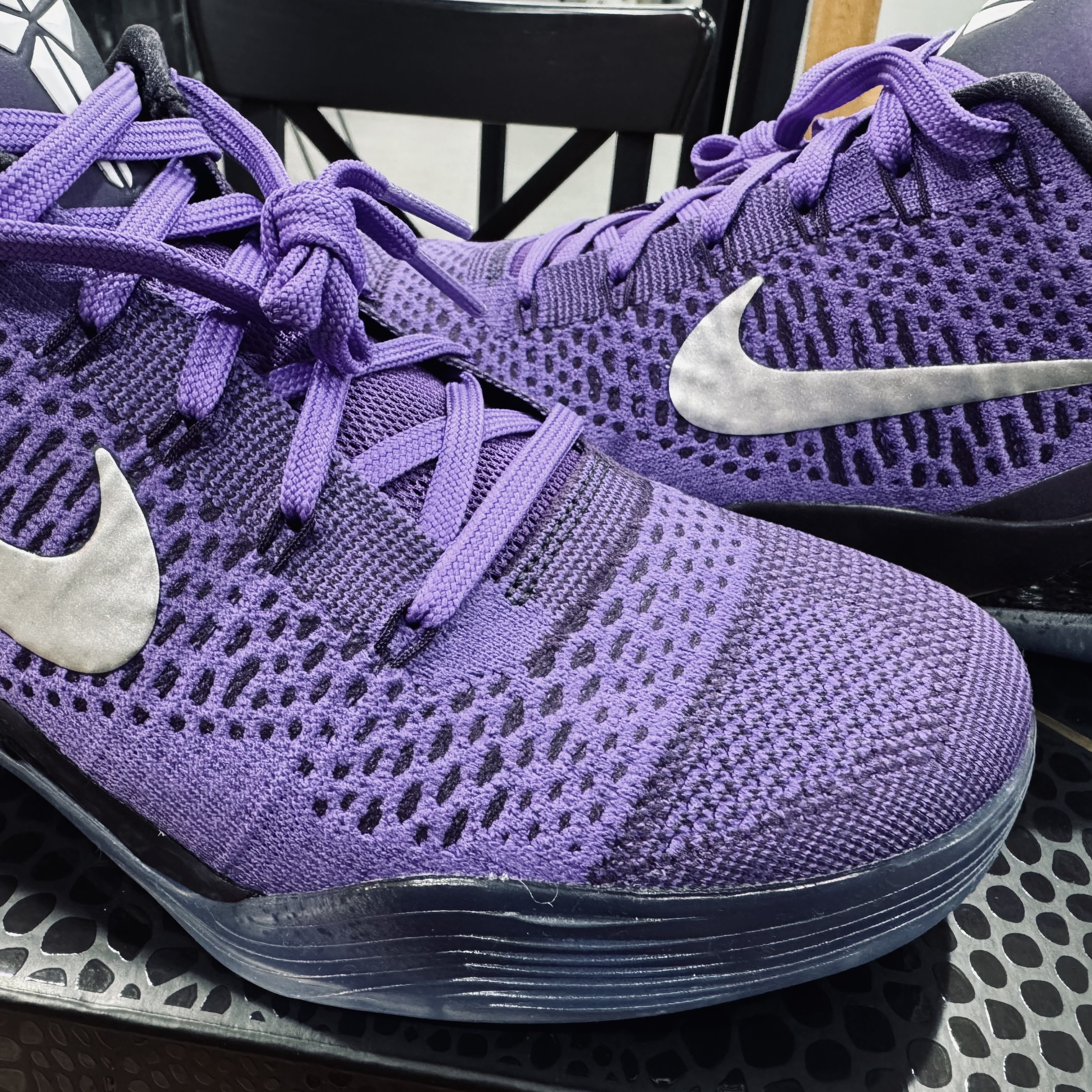 Nike Kobe 9 Elite Low Protro Hyper Grape and Cave Purple 착용 스타일 - 1