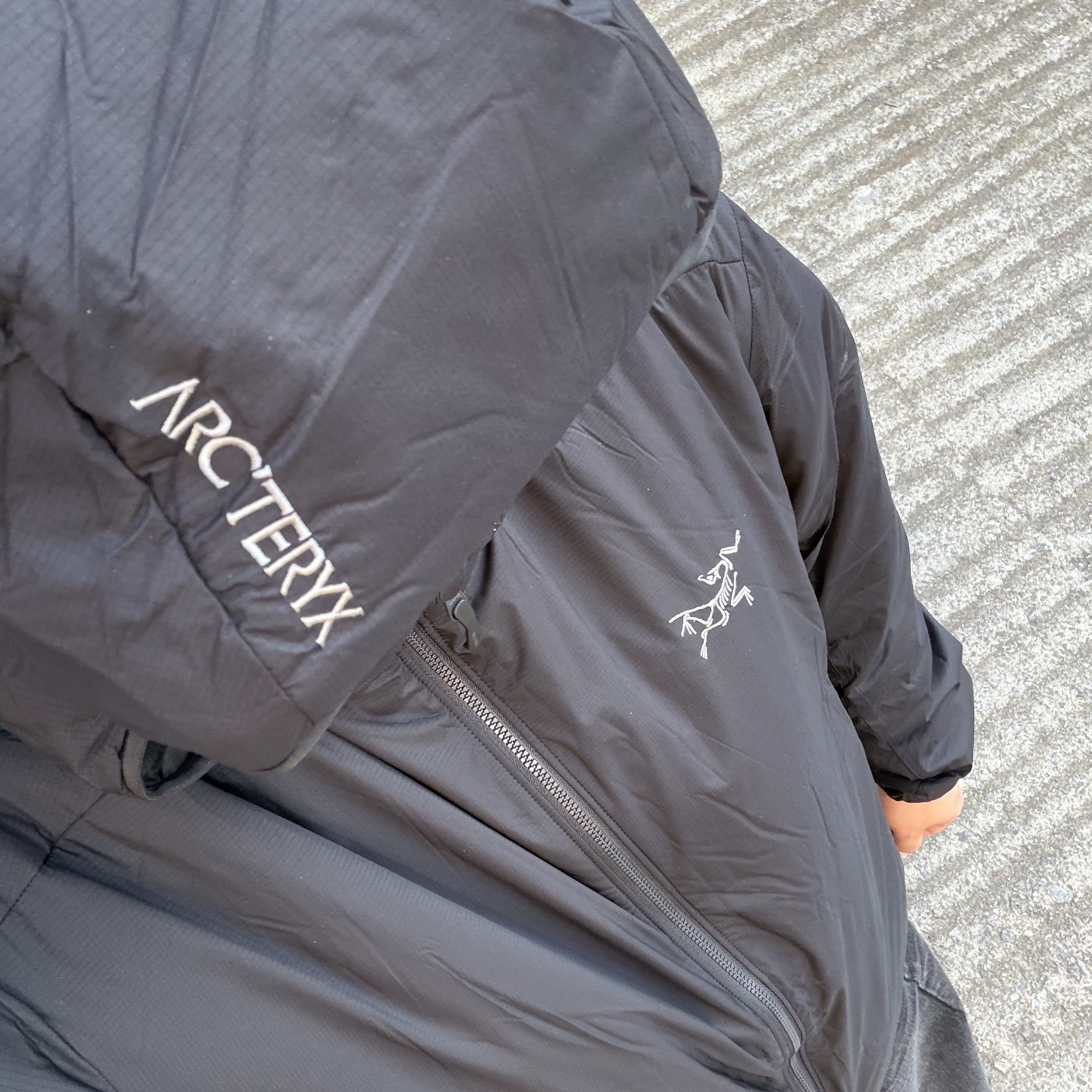 Arc'teryx Atom Hoody Black 착용 스타일