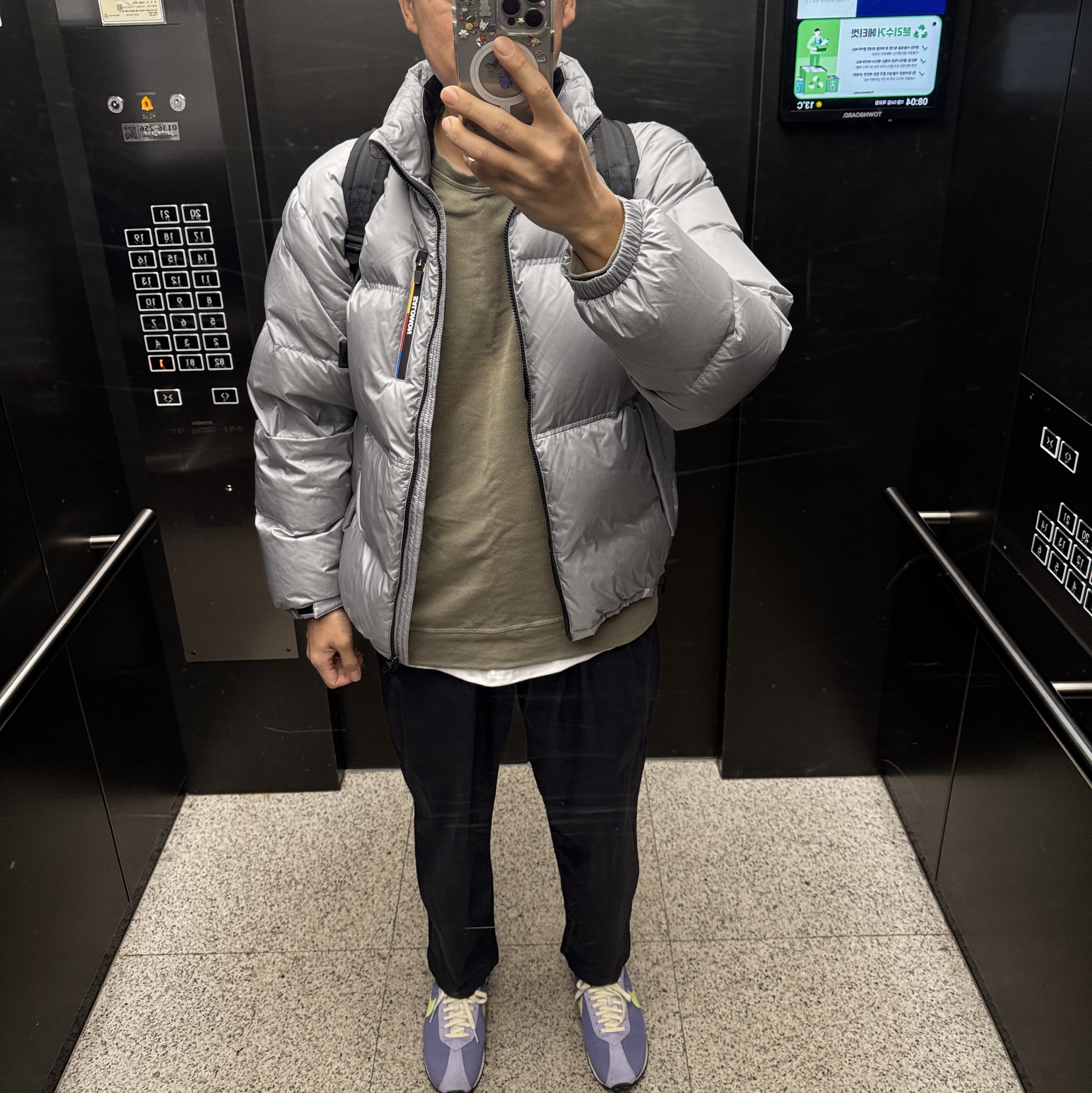 Salomon Contour Down Jacket Silver, New Balance 991v2 Made in UK Rock Ridge Alloy Silver 착용 스타일 - 3